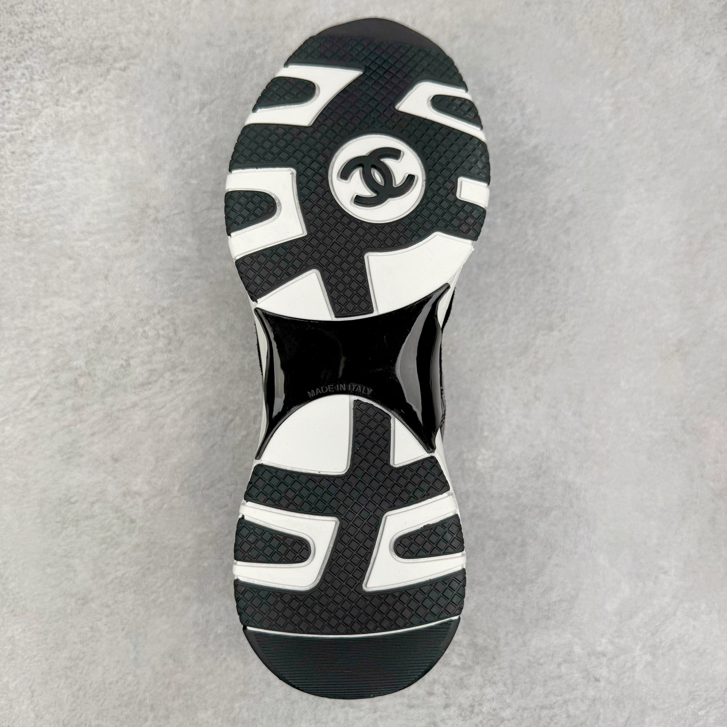 图片[9]-Chanel香奈儿﹣2025顶级休闲款运动鞋 小红书各大平台爆款 这款经典设计 鞋面多种工艺电绣的风格 大底却时尚运动 不平凡的拥入了多种配色 多混搭非常好看百搭 休闲 时尚 运动 户外都能兼顾 鞋面采用：原版进口高丝光牛反绒＋进口混种羊皮 内里采用：原版进口透气网 大底根据：原版T组合大底 尺码：35 36 37 38 39 40-选品中心