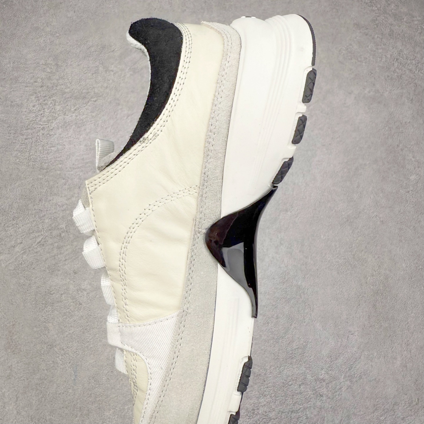 图片[7]-Chanel香奈儿﹣2025顶级休闲款运动鞋 小红书各大平台爆款 这款经典设计 鞋面多种工艺电绣的风格 大底却时尚运动 不平凡的拥入了多种配色 多混搭非常好看百搭 休闲 时尚 运动 户外都能兼顾 鞋面采用：原版进口高丝光牛反绒＋进口混种羊皮 内里采用：原版进口透气网 大底根据：原版T组合大底 尺码：35 36 37 38 39 40-选品中心