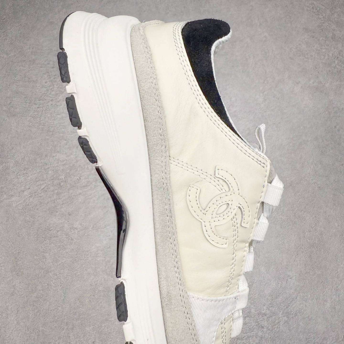 图片[6]-Chanel香奈儿﹣2025顶级休闲款运动鞋 小红书各大平台爆款 这款经典设计 鞋面多种工艺电绣的风格 大底却时尚运动 不平凡的拥入了多种配色 多混搭非常好看百搭 休闲 时尚 运动 户外都能兼顾 鞋面采用：原版进口高丝光牛反绒＋进口混种羊皮 内里采用：原版进口透气网 大底根据：原版T组合大底 尺码：35 36 37 38 39 40-选品中心