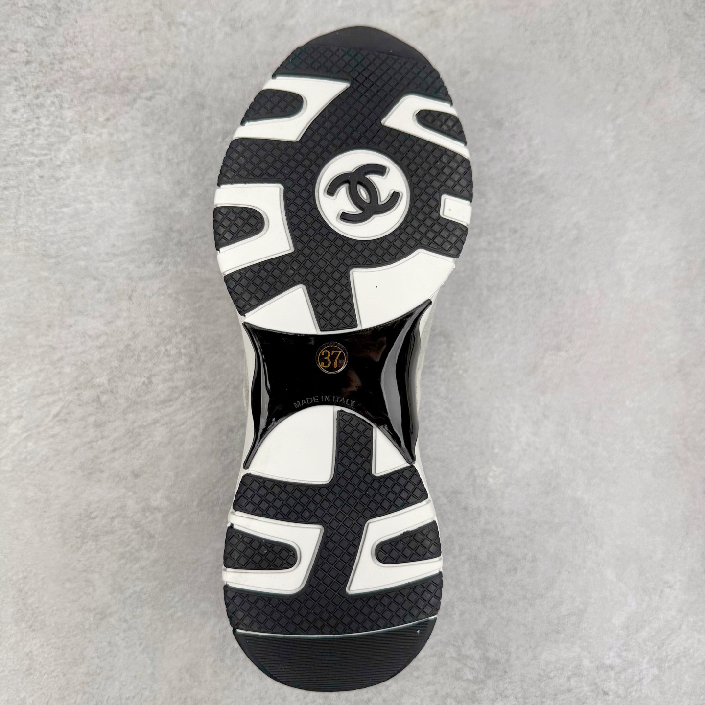 图片[9]-Chanel香奈儿﹣2025顶级休闲款运动鞋 小红书各大平台爆款 这款经典设计 鞋面多种工艺电绣的风格 大底却时尚运动 不平凡的拥入了多种配色 多混搭非常好看百搭 休闲 时尚 运动 户外都能兼顾 鞋面采用：原版进口高丝光牛反绒＋进口混种羊皮 内里采用：原版进口透气网 大底根据：原版T组合大底 尺码：35 36 37 38 39 40-选品中心