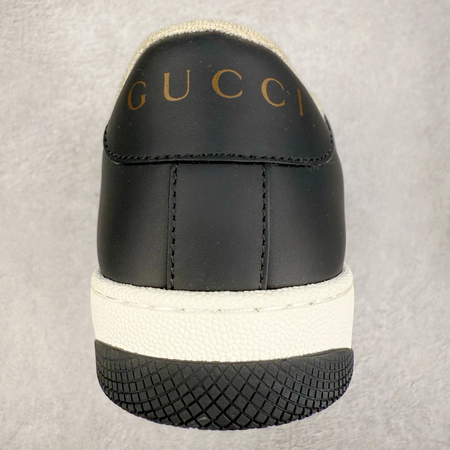 图片[8]-＃纯原福利 Gucci Screener sneaker 古驰双G小脏鞋系列复古怀旧校园风低帮板鞋 全套原楦原纸版原鞋开模 纯手工水洗做旧处理 侧面条纹饰带 原厂定制 原厂数据电绣 清晰立体 全鞋电脑针车 紧密相连 针距密度一致 环保乳胶注塑鞋垫 厚度脚感还原原版 皮面裁剪部位 统一油边封口工艺 右脚鞋侧嵌入NFC防伪芯片装置＋鞋盒标二唯码扫描 秒进官网 专柜全套包装 防尘袋 说明书 质保卡 购物袋 尺码：35 36 37 38 39 40 41 42 43 44 45-选品中心