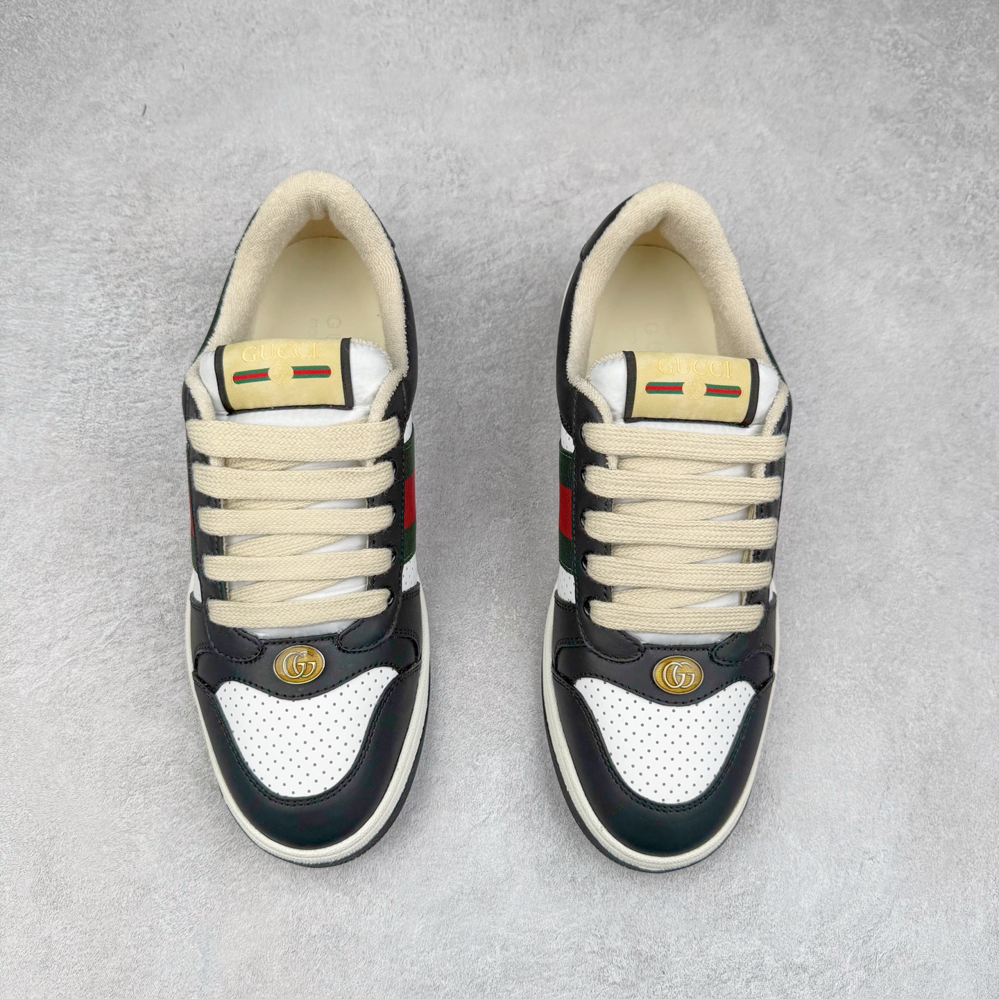 图片[2]-＃纯原福利 Gucci Screener sneaker 古驰双G小脏鞋系列复古怀旧校园风低帮板鞋 全套原楦原纸版原鞋开模 纯手工水洗做旧处理 侧面条纹饰带 原厂定制 原厂数据电绣 清晰立体 全鞋电脑针车 紧密相连 针距密度一致 环保乳胶注塑鞋垫 厚度脚感还原原版 皮面裁剪部位 统一油边封口工艺 右脚鞋侧嵌入NFC防伪芯片装置＋鞋盒标二唯码扫描 秒进官网 专柜全套包装 防尘袋 说明书 质保卡 购物袋 尺码：35 36 37 38 39 40 41 42 43 44 45-选品中心