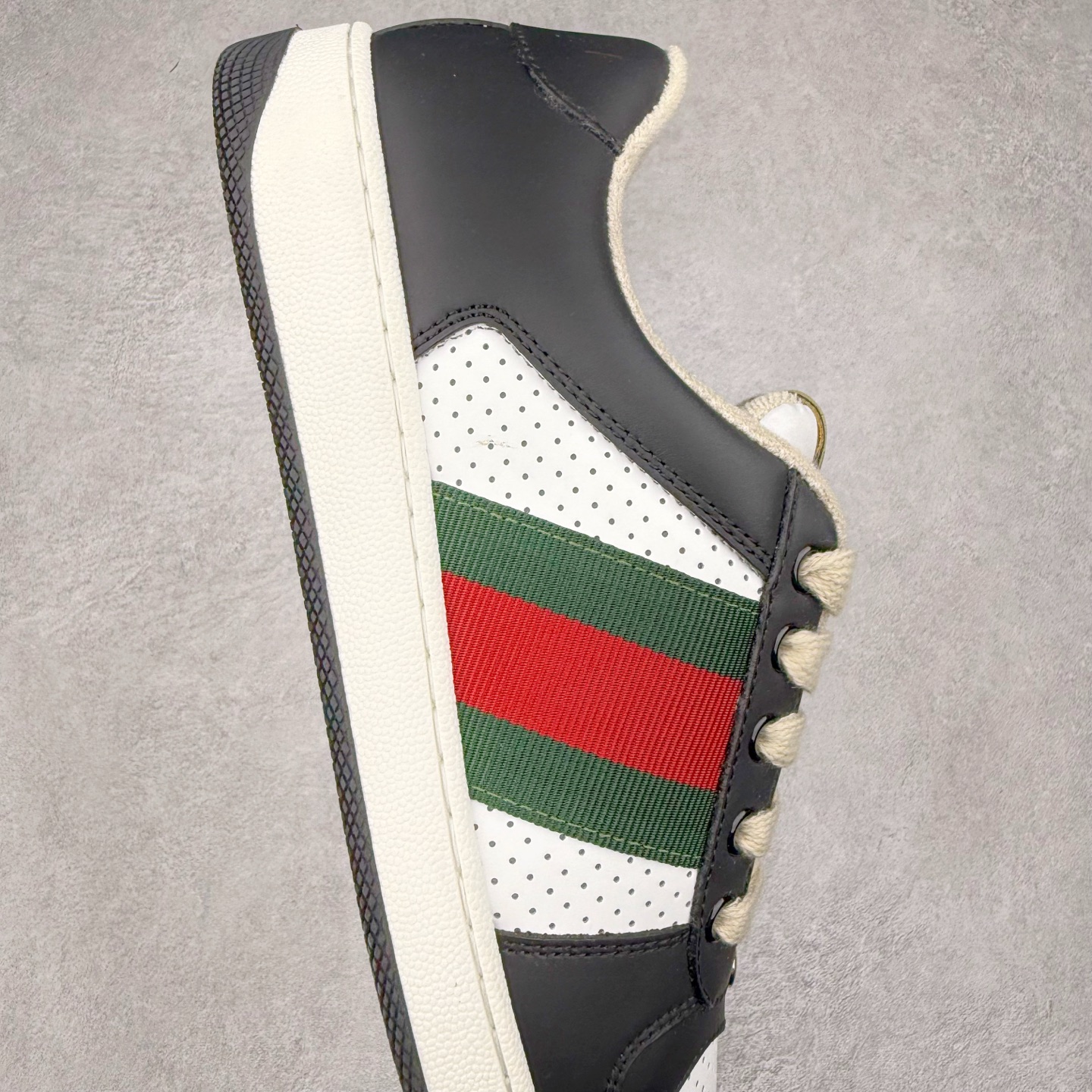图片[6]-＃纯原福利 Gucci Screener sneaker 古驰双G小脏鞋系列复古怀旧校园风低帮板鞋 全套原楦原纸版原鞋开模 纯手工水洗做旧处理 侧面条纹饰带 原厂定制 原厂数据电绣 清晰立体 全鞋电脑针车 紧密相连 针距密度一致 环保乳胶注塑鞋垫 厚度脚感还原原版 皮面裁剪部位 统一油边封口工艺 右脚鞋侧嵌入NFC防伪芯片装置＋鞋盒标二唯码扫描 秒进官网 专柜全套包装 防尘袋 说明书 质保卡 购物袋 尺码：35 36 37 38 39 40 41 42 43 44 45-选品中心