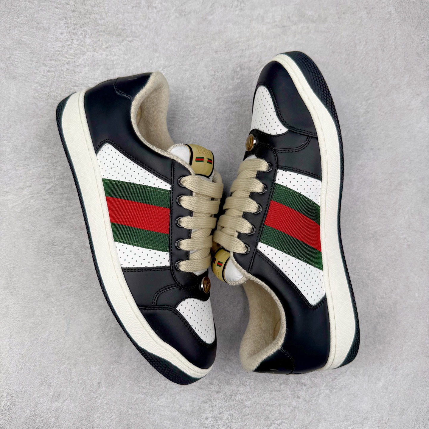 图片[3]-＃纯原福利 Gucci Screener sneaker 古驰双G小脏鞋系列复古怀旧校园风低帮板鞋 全套原楦原纸版原鞋开模 纯手工水洗做旧处理 侧面条纹饰带 原厂定制 原厂数据电绣 清晰立体 全鞋电脑针车 紧密相连 针距密度一致 环保乳胶注塑鞋垫 厚度脚感还原原版 皮面裁剪部位 统一油边封口工艺 右脚鞋侧嵌入NFC防伪芯片装置＋鞋盒标二唯码扫描 秒进官网 专柜全套包装 防尘袋 说明书 质保卡 购物袋 尺码：35 36 37 38 39 40 41 42 43 44 45-选品中心