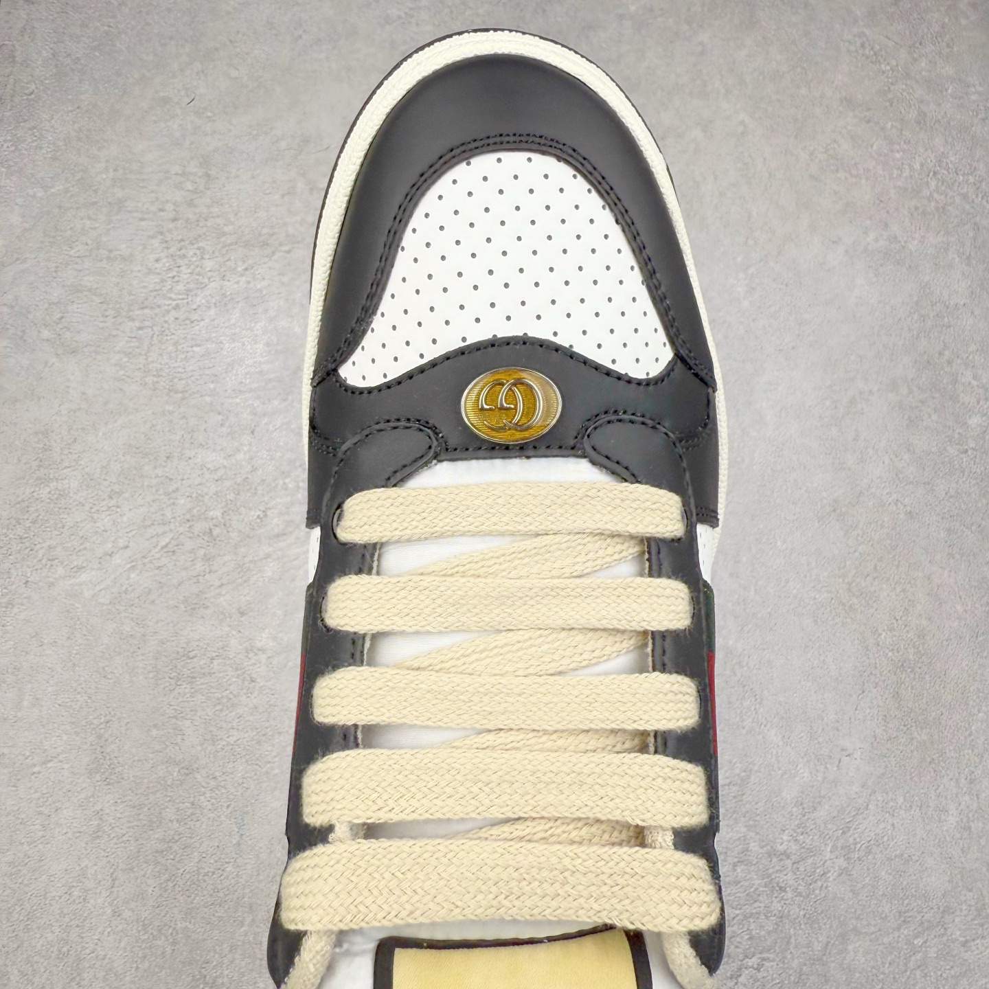 图片[4]-＃纯原福利 Gucci Screener sneaker 古驰双G小脏鞋系列复古怀旧校园风低帮板鞋 全套原楦原纸版原鞋开模 纯手工水洗做旧处理 侧面条纹饰带 原厂定制 原厂数据电绣 清晰立体 全鞋电脑针车 紧密相连 针距密度一致 环保乳胶注塑鞋垫 厚度脚感还原原版 皮面裁剪部位 统一油边封口工艺 右脚鞋侧嵌入NFC防伪芯片装置＋鞋盒标二唯码扫描 秒进官网 专柜全套包装 防尘袋 说明书 质保卡 购物袋 尺码：35 36 37 38 39 40 41 42 43 44 45-选品中心