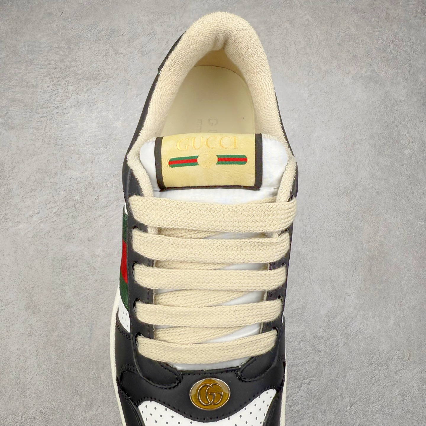 图片[5]-＃纯原福利 Gucci Screener sneaker 古驰双G小脏鞋系列复古怀旧校园风低帮板鞋 全套原楦原纸版原鞋开模 纯手工水洗做旧处理 侧面条纹饰带 原厂定制 原厂数据电绣 清晰立体 全鞋电脑针车 紧密相连 针距密度一致 环保乳胶注塑鞋垫 厚度脚感还原原版 皮面裁剪部位 统一油边封口工艺 右脚鞋侧嵌入NFC防伪芯片装置＋鞋盒标二唯码扫描 秒进官网 专柜全套包装 防尘袋 说明书 质保卡 购物袋 尺码：35 36 37 38 39 40 41 42 43 44 45-选品中心