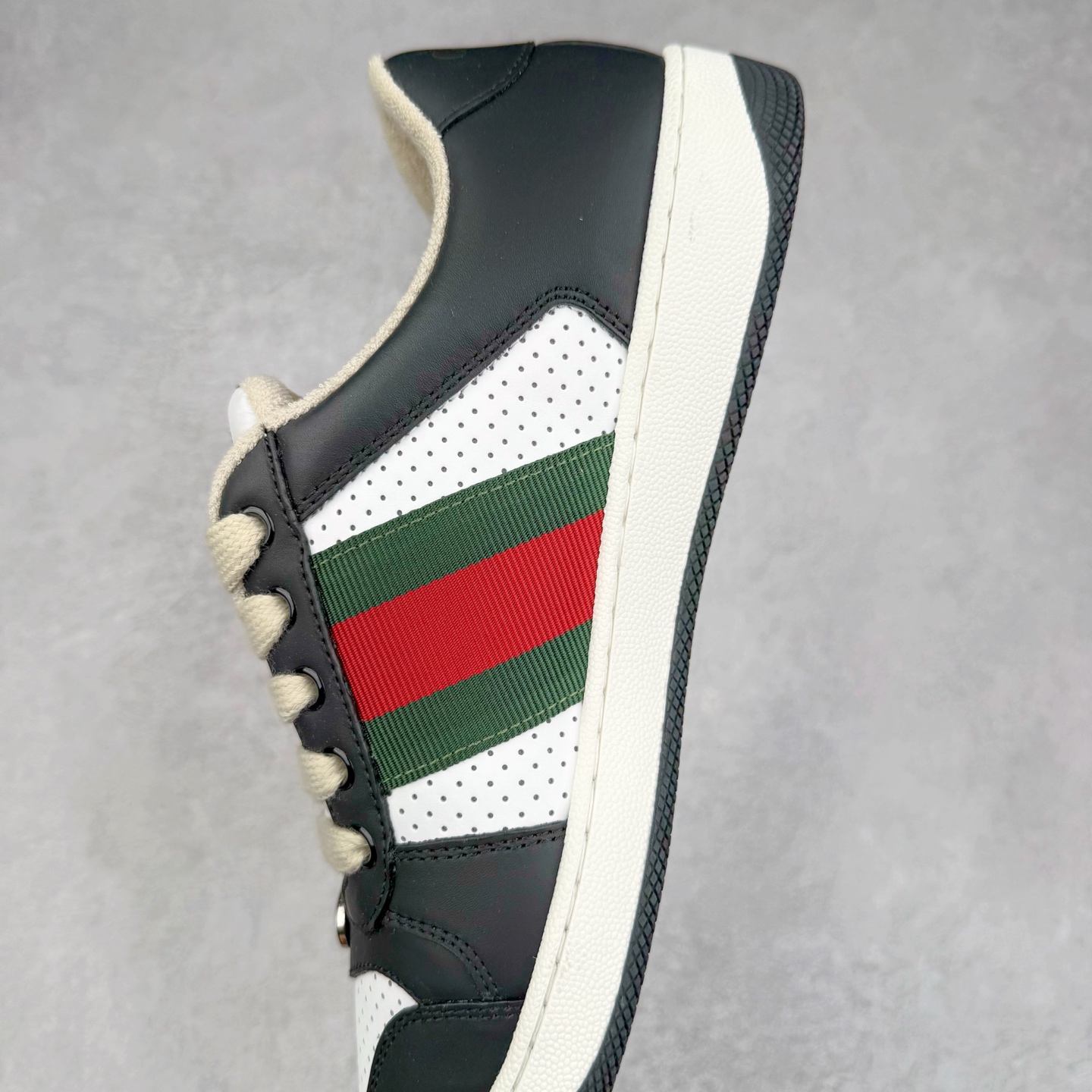 图片[7]-＃纯原福利 Gucci Screener sneaker 古驰双G小脏鞋系列复古怀旧校园风低帮板鞋 全套原楦原纸版原鞋开模 纯手工水洗做旧处理 侧面条纹饰带 原厂定制 原厂数据电绣 清晰立体 全鞋电脑针车 紧密相连 针距密度一致 环保乳胶注塑鞋垫 厚度脚感还原原版 皮面裁剪部位 统一油边封口工艺 右脚鞋侧嵌入NFC防伪芯片装置＋鞋盒标二唯码扫描 秒进官网 专柜全套包装 防尘袋 说明书 质保卡 购物袋 尺码：35 36 37 38 39 40 41 42 43 44 45-选品中心