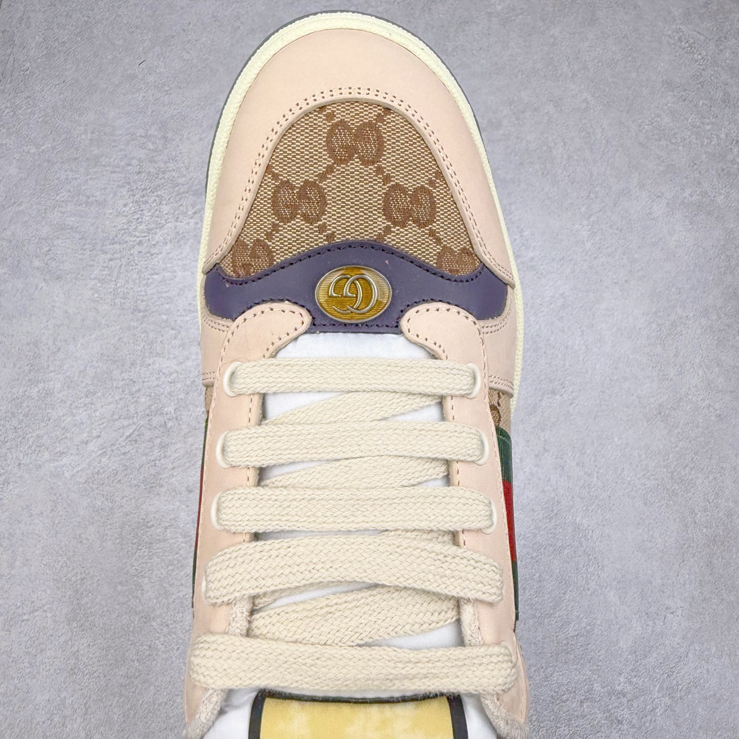 图片[4]-＃纯原福利 Gucci Screener sneaker 古驰双G小脏鞋系列复古怀旧校园风低帮板鞋 全套原楦原纸版原鞋开模 纯手工水洗做旧处理 侧面条纹饰带 原厂定制 原厂数据电绣 清晰立体 全鞋电脑针车 紧密相连 针距密度一致 环保乳胶注塑鞋垫 厚度脚感还原原版 皮面裁剪部位 统一油边封口工艺 右脚鞋侧嵌入NFC防伪芯片装置＋鞋盒标二唯码扫描 秒进官网 专柜全套包装 防尘袋 说明书 质保卡 购物袋 尺码：35 36 37 38 39 40 41 42 43 44 45-选品中心