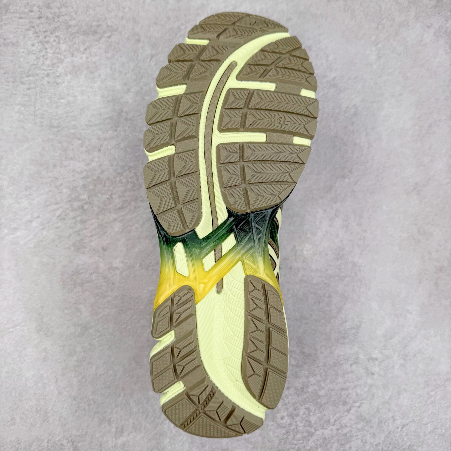 图片[9]-Asics Gel-kayano 20 亚瑟士舒适时尚低帮跑步鞋 GEL-KAYANO 20代问世于2013年以卓越的缓冲性能在长跑领域而闻名 该鞋款拥抱建筑美学 从建筑物和汽车中汲取设计灵感 富有科技感的外观造型 多功能性满足日常生活的使用需求 ASICS（亚瑟士）是日本实业家鬼冢喜八郎创立的跑鞋运动品牌，名字想法源自著名的拉丁谚语“AnimaSana In Corpore Sano”，意为“健全的精神寓于强健的体魄”。正如其名字的含义，ASICS亚瑟士一直坚信保持身体的健康与活力是打造健康快乐的生活方式的最佳途径。亚瑟士的跑鞋、篮球鞋等系列集专业与美貌于一身，拥有极高的热度。2016年，ASICS在“2016年日本最佳全球品牌”排行榜名列第17名。尺码：36 37 37.5 38 39 39.5 40 40.5 41.5 42 42.5 43.5 44 45-选品中心