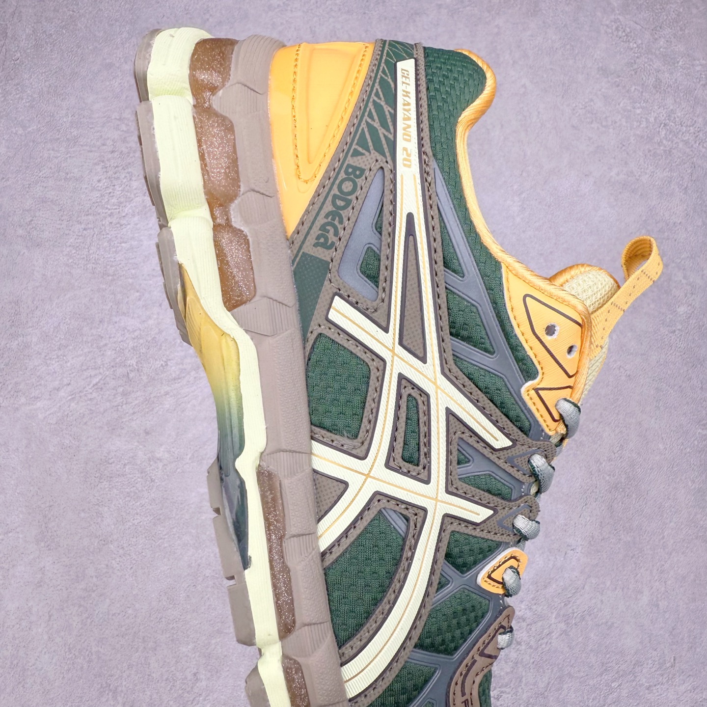 图片[6]-Asics Gel-kayano 20 亚瑟士舒适时尚低帮跑步鞋 GEL-KAYANO 20代问世于2013年以卓越的缓冲性能在长跑领域而闻名 该鞋款拥抱建筑美学 从建筑物和汽车中汲取设计灵感 富有科技感的外观造型 多功能性满足日常生活的使用需求 ASICS（亚瑟士）是日本实业家鬼冢喜八郎创立的跑鞋运动品牌，名字想法源自著名的拉丁谚语“AnimaSana In Corpore Sano”，意为“健全的精神寓于强健的体魄”。正如其名字的含义，ASICS亚瑟士一直坚信保持身体的健康与活力是打造健康快乐的生活方式的最佳途径。亚瑟士的跑鞋、篮球鞋等系列集专业与美貌于一身，拥有极高的热度。2016年，ASICS在“2016年日本最佳全球品牌”排行榜名列第17名。尺码：36 37 37.5 38 39 39.5 40 40.5 41.5 42 42.5 43.5 44 45-选品中心