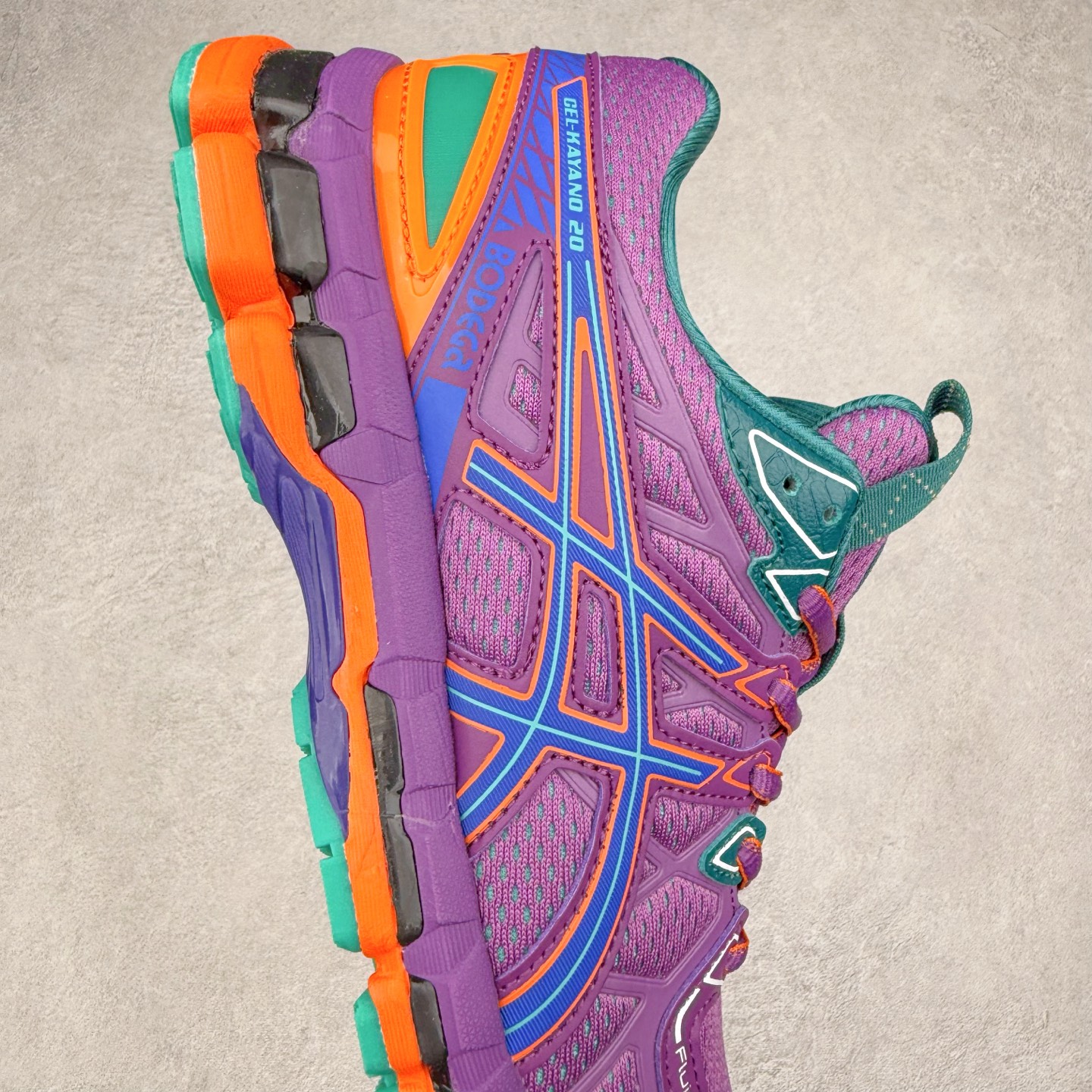 图片[6]-Asics Gel-kayano 20 亚瑟士舒适时尚低帮跑步鞋 GEL-KAYANO 20代问世于2013年以卓越的缓冲性能在长跑领域而闻名 该鞋款拥抱建筑美学 从建筑物和汽车中汲取设计灵感 富有科技感的外观造型 多功能性满足日常生活的使用需求 ASICS（亚瑟士）是日本实业家鬼冢喜八郎创立的跑鞋运动品牌，名字想法源自著名的拉丁谚语“AnimaSana In Corpore Sano”，意为“健全的精神寓于强健的体魄”。正如其名字的含义，ASICS亚瑟士一直坚信保持身体的健康与活力是打造健康快乐的生活方式的最佳途径。亚瑟士的跑鞋、篮球鞋等系列集专业与美貌于一身，拥有极高的热度。2016年，ASICS在“2016年日本最佳全球品牌”排行榜名列第17名。尺码：36 37 37.5 38 39 39.5 40 40.5 41.5 42 42.5 43.5 44 45-选品中心