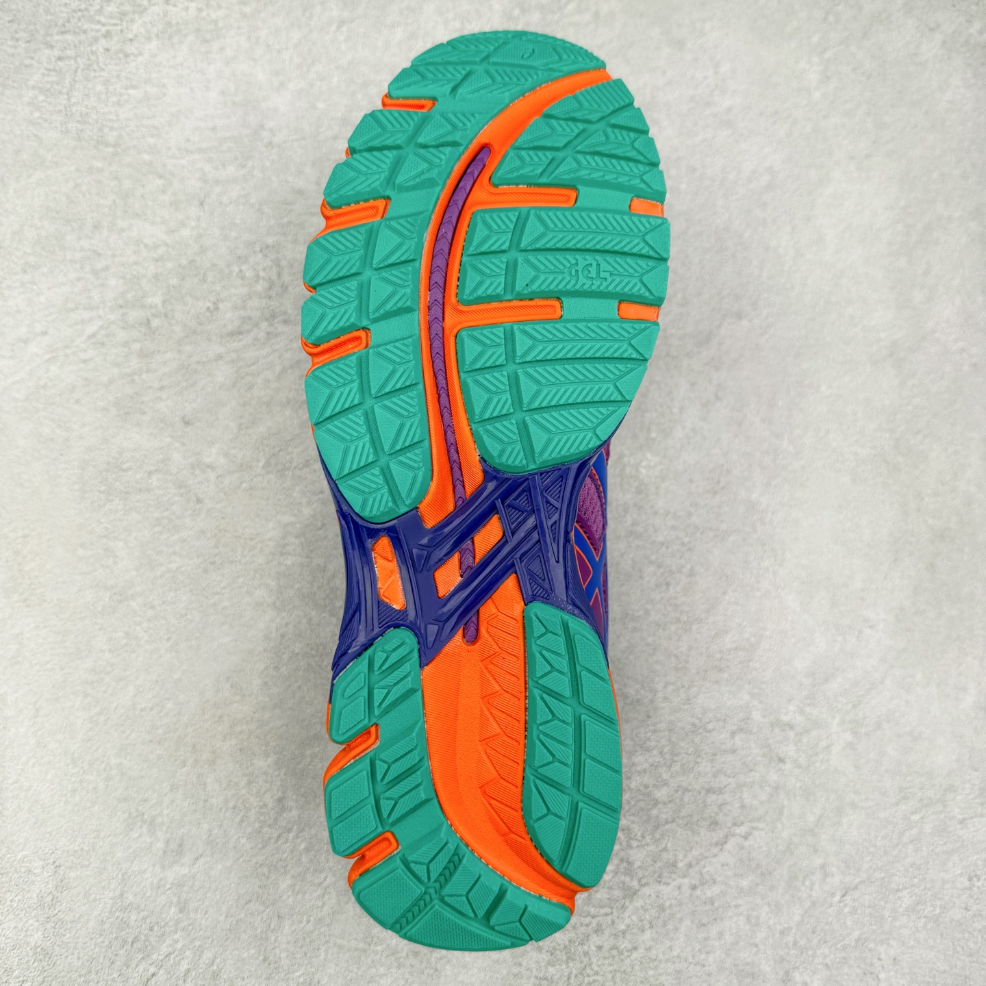 图片[9]-Asics Gel-kayano 20 亚瑟士舒适时尚低帮跑步鞋 GEL-KAYANO 20代问世于2013年以卓越的缓冲性能在长跑领域而闻名 该鞋款拥抱建筑美学 从建筑物和汽车中汲取设计灵感 富有科技感的外观造型 多功能性满足日常生活的使用需求 ASICS（亚瑟士）是日本实业家鬼冢喜八郎创立的跑鞋运动品牌，名字想法源自著名的拉丁谚语“AnimaSana In Corpore Sano”，意为“健全的精神寓于强健的体魄”。正如其名字的含义，ASICS亚瑟士一直坚信保持身体的健康与活力是打造健康快乐的生活方式的最佳途径。亚瑟士的跑鞋、篮球鞋等系列集专业与美貌于一身，拥有极高的热度。2016年，ASICS在“2016年日本最佳全球品牌”排行榜名列第17名。尺码：36 37 37.5 38 39 39.5 40 40.5 41.5 42 42.5 43.5 44 45-选品中心