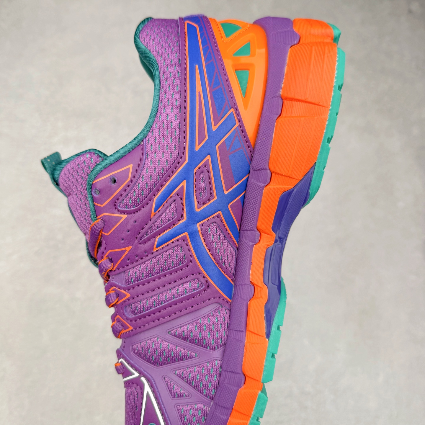 图片[7]-Asics Gel-kayano 20 亚瑟士舒适时尚低帮跑步鞋 GEL-KAYANO 20代问世于2013年以卓越的缓冲性能在长跑领域而闻名 该鞋款拥抱建筑美学 从建筑物和汽车中汲取设计灵感 富有科技感的外观造型 多功能性满足日常生活的使用需求 ASICS（亚瑟士）是日本实业家鬼冢喜八郎创立的跑鞋运动品牌，名字想法源自著名的拉丁谚语“AnimaSana In Corpore Sano”，意为“健全的精神寓于强健的体魄”。正如其名字的含义，ASICS亚瑟士一直坚信保持身体的健康与活力是打造健康快乐的生活方式的最佳途径。亚瑟士的跑鞋、篮球鞋等系列集专业与美貌于一身，拥有极高的热度。2016年，ASICS在“2016年日本最佳全球品牌”排行榜名列第17名。尺码：36 37 37.5 38 39 39.5 40 40.5 41.5 42 42.5 43.5 44 45-选品中心