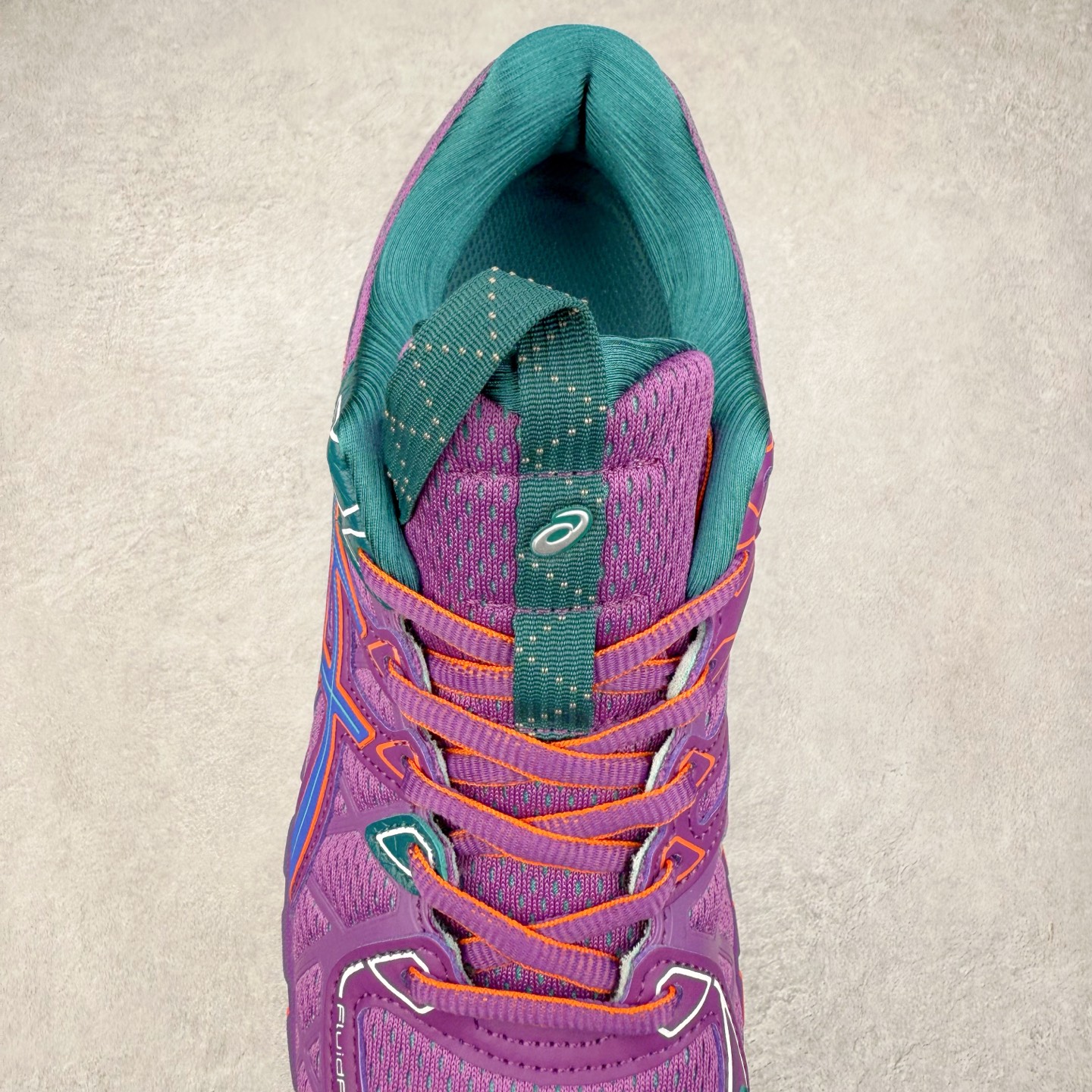 图片[5]-Asics Gel-kayano 20 亚瑟士舒适时尚低帮跑步鞋 GEL-KAYANO 20代问世于2013年以卓越的缓冲性能在长跑领域而闻名 该鞋款拥抱建筑美学 从建筑物和汽车中汲取设计灵感 富有科技感的外观造型 多功能性满足日常生活的使用需求 ASICS（亚瑟士）是日本实业家鬼冢喜八郎创立的跑鞋运动品牌，名字想法源自著名的拉丁谚语“AnimaSana In Corpore Sano”，意为“健全的精神寓于强健的体魄”。正如其名字的含义，ASICS亚瑟士一直坚信保持身体的健康与活力是打造健康快乐的生活方式的最佳途径。亚瑟士的跑鞋、篮球鞋等系列集专业与美貌于一身，拥有极高的热度。2016年，ASICS在“2016年日本最佳全球品牌”排行榜名列第17名。尺码：36 37 37.5 38 39 39.5 40 40.5 41.5 42 42.5 43.5 44 45-选品中心