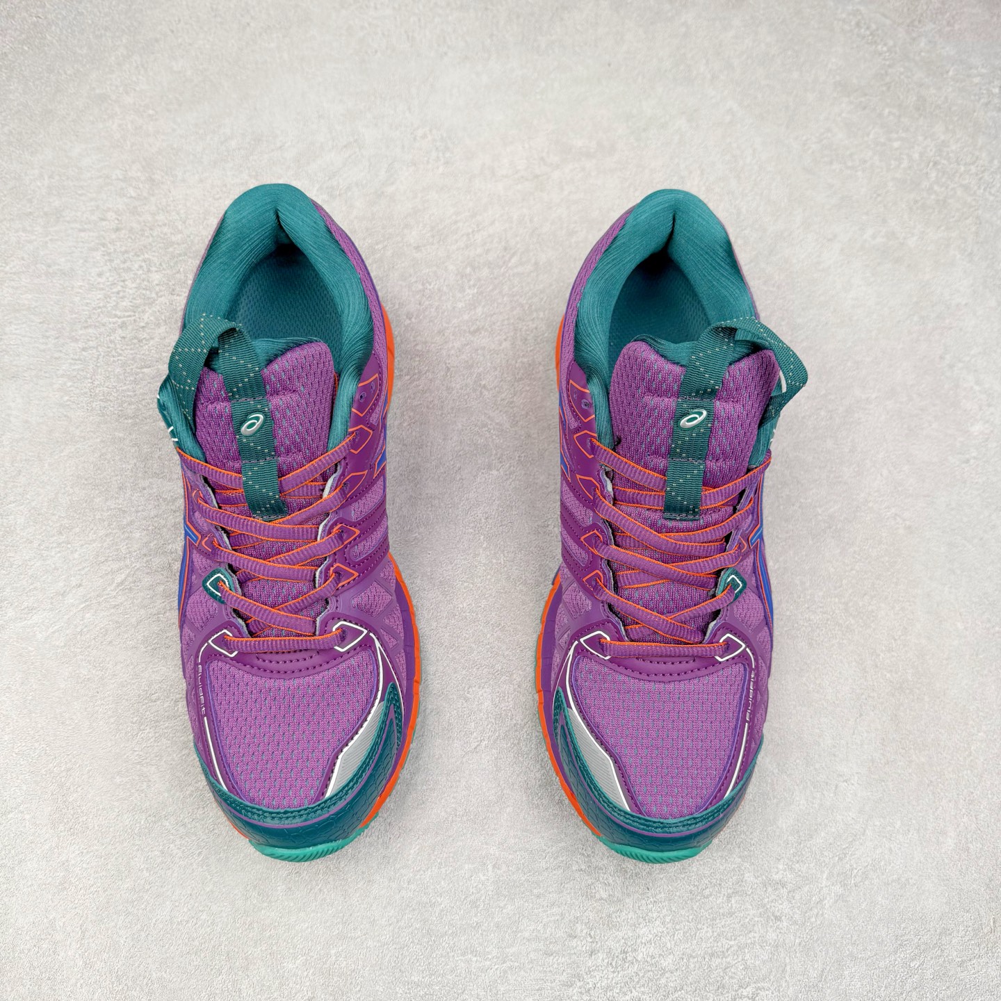 图片[2]-Asics Gel-kayano 20 亚瑟士舒适时尚低帮跑步鞋 GEL-KAYANO 20代问世于2013年以卓越的缓冲性能在长跑领域而闻名 该鞋款拥抱建筑美学 从建筑物和汽车中汲取设计灵感 富有科技感的外观造型 多功能性满足日常生活的使用需求 ASICS（亚瑟士）是日本实业家鬼冢喜八郎创立的跑鞋运动品牌，名字想法源自著名的拉丁谚语“AnimaSana In Corpore Sano”，意为“健全的精神寓于强健的体魄”。正如其名字的含义，ASICS亚瑟士一直坚信保持身体的健康与活力是打造健康快乐的生活方式的最佳途径。亚瑟士的跑鞋、篮球鞋等系列集专业与美貌于一身，拥有极高的热度。2016年，ASICS在“2016年日本最佳全球品牌”排行榜名列第17名。尺码：36 37 37.5 38 39 39.5 40 40.5 41.5 42 42.5 43.5 44 45-选品中心