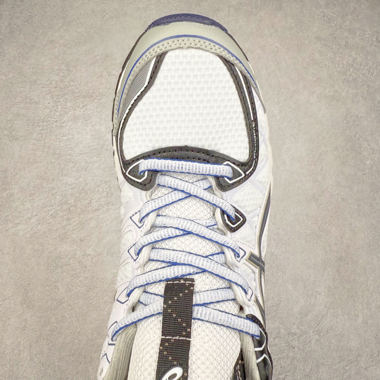 图片[4]-Asics Gel-kayano 20 亚瑟士舒适时尚低帮跑步鞋 GEL-KAYANO 20代问世于2013年以卓越的缓冲性能在长跑领域而闻名 该鞋款拥抱建筑美学 从建筑物和汽车中汲取设计灵感 富有科技感的外观造型 多功能性满足日常生活的使用需求 ASICS（亚瑟士）是日本实业家鬼冢喜八郎创立的跑鞋运动品牌，名字想法源自著名的拉丁谚语“AnimaSana In Corpore Sano”，意为“健全的精神寓于强健的体魄”。正如其名字的含义，ASICS亚瑟士一直坚信保持身体的健康与活力是打造健康快乐的生活方式的最佳途径。亚瑟士的跑鞋、篮球鞋等系列集专业与美貌于一身，拥有极高的热度。2016年，ASICS在“2016年日本最佳全球品牌”排行榜名列第17名。尺码：36 37 37.5 38 39 39.5 40 40.5 41.5 42 42.5 43.5 44 45-选品中心