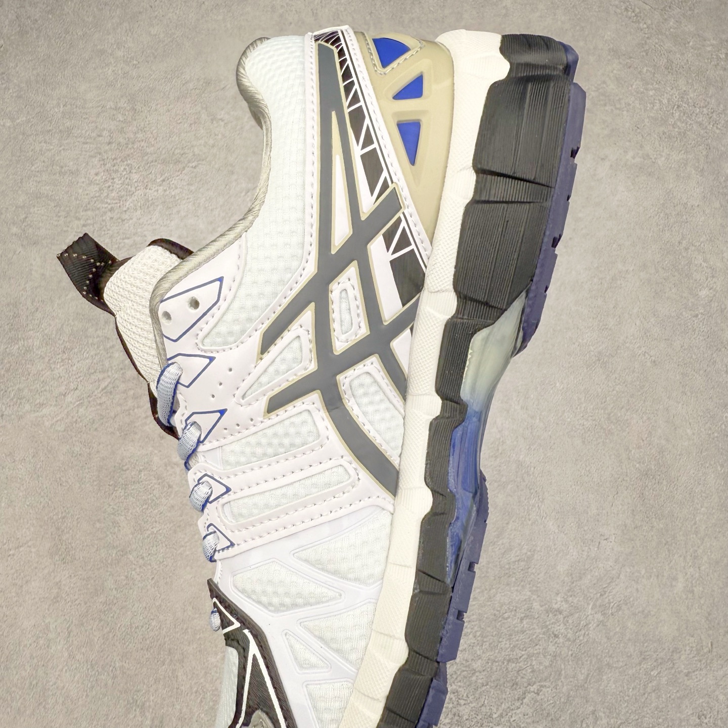 图片[7]-Asics Gel-kayano 20 亚瑟士舒适时尚低帮跑步鞋 GEL-KAYANO 20代问世于2013年以卓越的缓冲性能在长跑领域而闻名 该鞋款拥抱建筑美学 从建筑物和汽车中汲取设计灵感 富有科技感的外观造型 多功能性满足日常生活的使用需求 ASICS（亚瑟士）是日本实业家鬼冢喜八郎创立的跑鞋运动品牌，名字想法源自著名的拉丁谚语“AnimaSana In Corpore Sano”，意为“健全的精神寓于强健的体魄”。正如其名字的含义，ASICS亚瑟士一直坚信保持身体的健康与活力是打造健康快乐的生活方式的最佳途径。亚瑟士的跑鞋、篮球鞋等系列集专业与美貌于一身，拥有极高的热度。2016年，ASICS在“2016年日本最佳全球品牌”排行榜名列第17名。尺码：36 37 37.5 38 39 39.5 40 40.5 41.5 42 42.5 43.5 44 45-选品中心