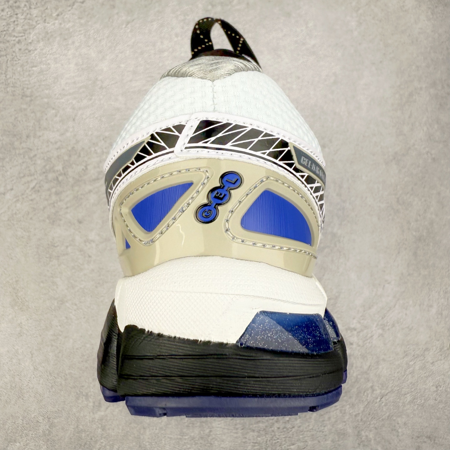 图片[8]-Asics Gel-kayano 20 亚瑟士舒适时尚低帮跑步鞋 GEL-KAYANO 20代问世于2013年以卓越的缓冲性能在长跑领域而闻名 该鞋款拥抱建筑美学 从建筑物和汽车中汲取设计灵感 富有科技感的外观造型 多功能性满足日常生活的使用需求 ASICS（亚瑟士）是日本实业家鬼冢喜八郎创立的跑鞋运动品牌，名字想法源自著名的拉丁谚语“AnimaSana In Corpore Sano”，意为“健全的精神寓于强健的体魄”。正如其名字的含义，ASICS亚瑟士一直坚信保持身体的健康与活力是打造健康快乐的生活方式的最佳途径。亚瑟士的跑鞋、篮球鞋等系列集专业与美貌于一身，拥有极高的热度。2016年，ASICS在“2016年日本最佳全球品牌”排行榜名列第17名。尺码：36 37 37.5 38 39 39.5 40 40.5 41.5 42 42.5 43.5 44 45-选品中心