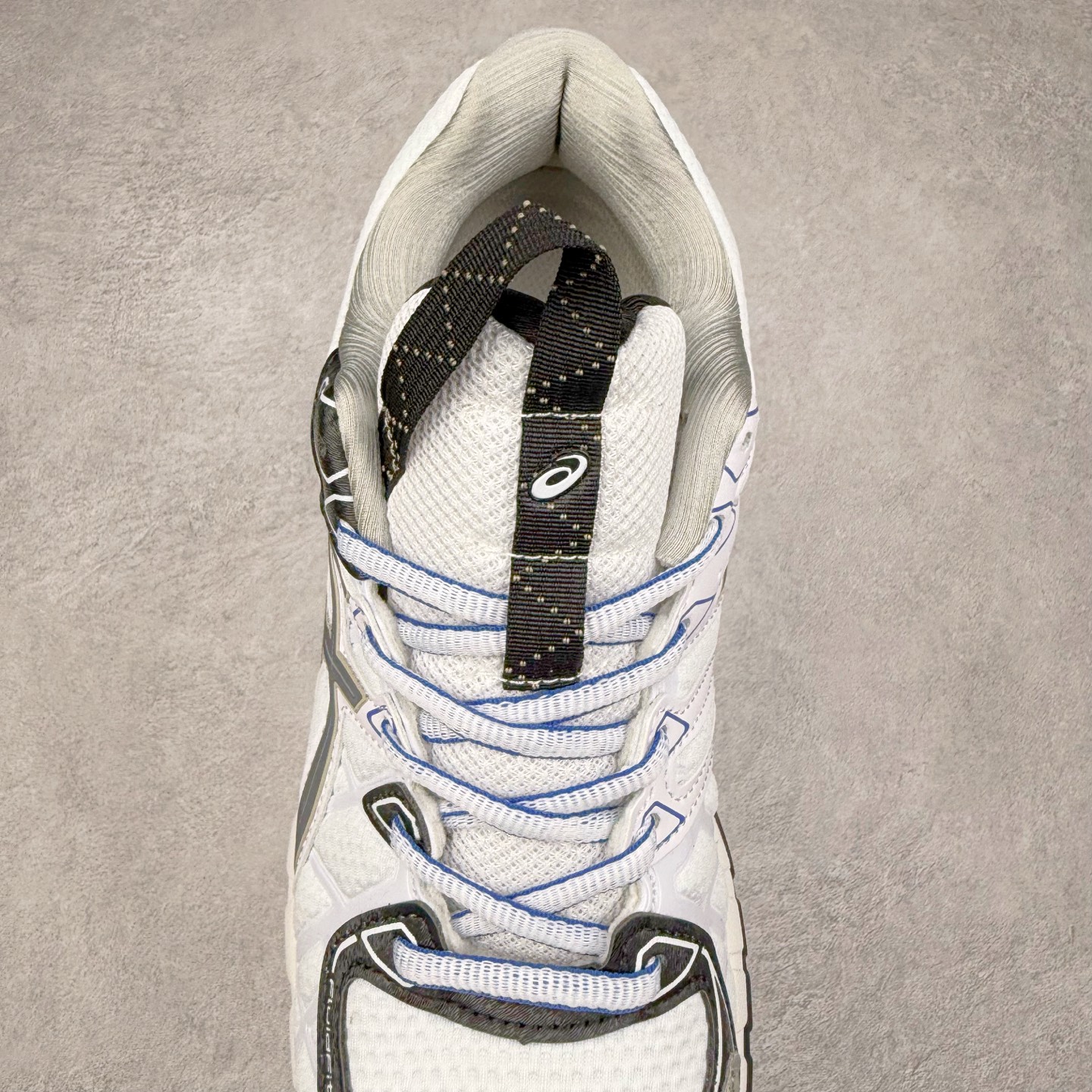 图片[5]-Asics Gel-kayano 20 亚瑟士舒适时尚低帮跑步鞋 GEL-KAYANO 20代问世于2013年以卓越的缓冲性能在长跑领域而闻名 该鞋款拥抱建筑美学 从建筑物和汽车中汲取设计灵感 富有科技感的外观造型 多功能性满足日常生活的使用需求 ASICS（亚瑟士）是日本实业家鬼冢喜八郎创立的跑鞋运动品牌，名字想法源自著名的拉丁谚语“AnimaSana In Corpore Sano”，意为“健全的精神寓于强健的体魄”。正如其名字的含义，ASICS亚瑟士一直坚信保持身体的健康与活力是打造健康快乐的生活方式的最佳途径。亚瑟士的跑鞋、篮球鞋等系列集专业与美貌于一身，拥有极高的热度。2016年，ASICS在“2016年日本最佳全球品牌”排行榜名列第17名。尺码：36 37 37.5 38 39 39.5 40 40.5 41.5 42 42.5 43.5 44 45-选品中心