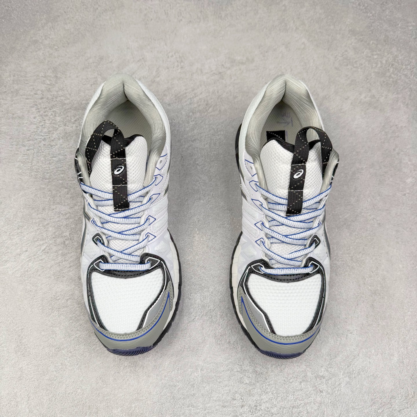 图片[2]-Asics Gel-kayano 20 亚瑟士舒适时尚低帮跑步鞋 GEL-KAYANO 20代问世于2013年以卓越的缓冲性能在长跑领域而闻名 该鞋款拥抱建筑美学 从建筑物和汽车中汲取设计灵感 富有科技感的外观造型 多功能性满足日常生活的使用需求 ASICS（亚瑟士）是日本实业家鬼冢喜八郎创立的跑鞋运动品牌，名字想法源自著名的拉丁谚语“AnimaSana In Corpore Sano”，意为“健全的精神寓于强健的体魄”。正如其名字的含义，ASICS亚瑟士一直坚信保持身体的健康与活力是打造健康快乐的生活方式的最佳途径。亚瑟士的跑鞋、篮球鞋等系列集专业与美貌于一身，拥有极高的热度。2016年，ASICS在“2016年日本最佳全球品牌”排行榜名列第17名。尺码：36 37 37.5 38 39 39.5 40 40.5 41.5 42 42.5 43.5 44 45-选品中心