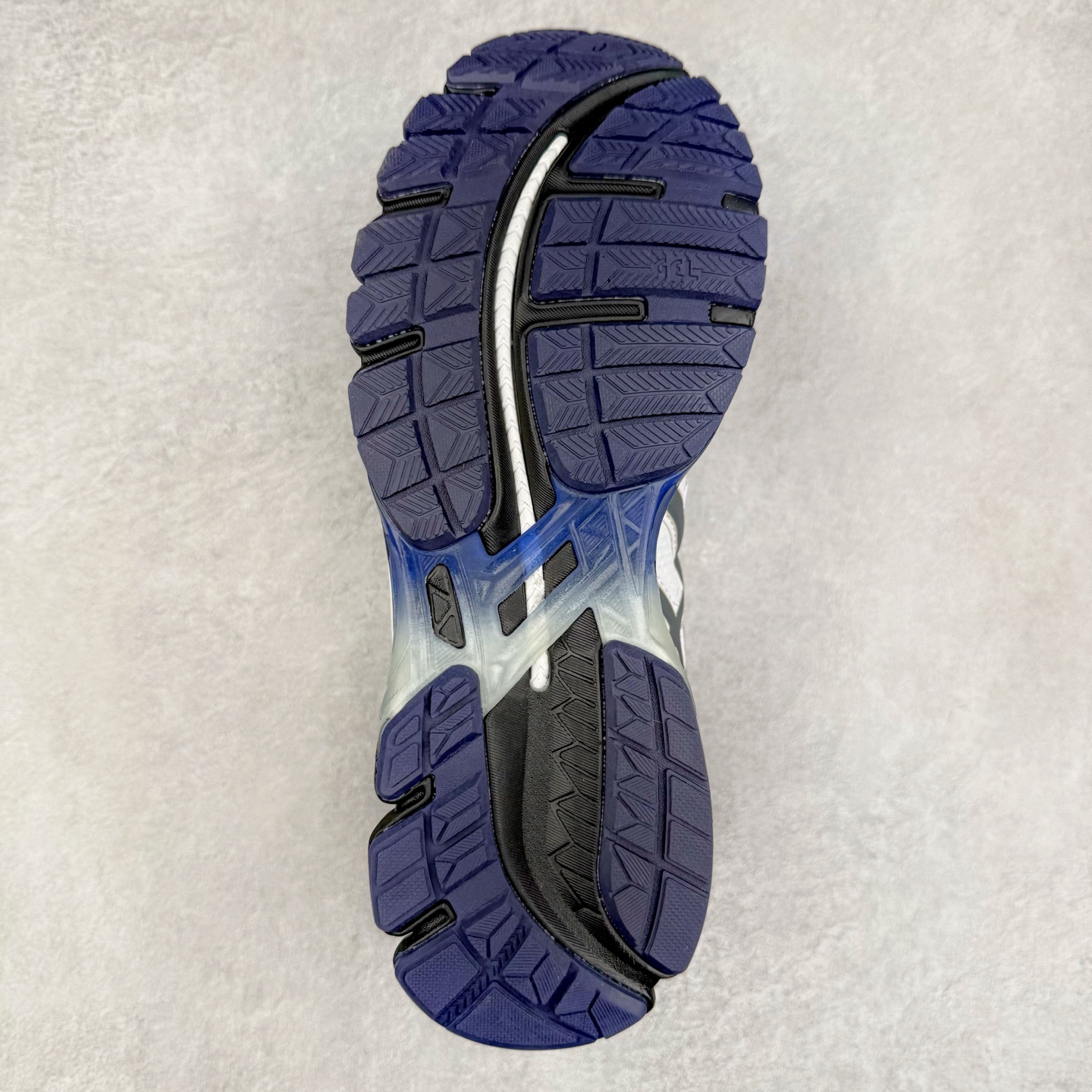 图片[9]-Asics Gel-kayano 20 亚瑟士舒适时尚低帮跑步鞋 GEL-KAYANO 20代问世于2013年以卓越的缓冲性能在长跑领域而闻名 该鞋款拥抱建筑美学 从建筑物和汽车中汲取设计灵感 富有科技感的外观造型 多功能性满足日常生活的使用需求 ASICS（亚瑟士）是日本实业家鬼冢喜八郎创立的跑鞋运动品牌，名字想法源自著名的拉丁谚语“AnimaSana In Corpore Sano”，意为“健全的精神寓于强健的体魄”。正如其名字的含义，ASICS亚瑟士一直坚信保持身体的健康与活力是打造健康快乐的生活方式的最佳途径。亚瑟士的跑鞋、篮球鞋等系列集专业与美貌于一身，拥有极高的热度。2016年，ASICS在“2016年日本最佳全球品牌”排行榜名列第17名。尺码：36 37 37.5 38 39 39.5 40 40.5 41.5 42 42.5 43.5 44 45-选品中心