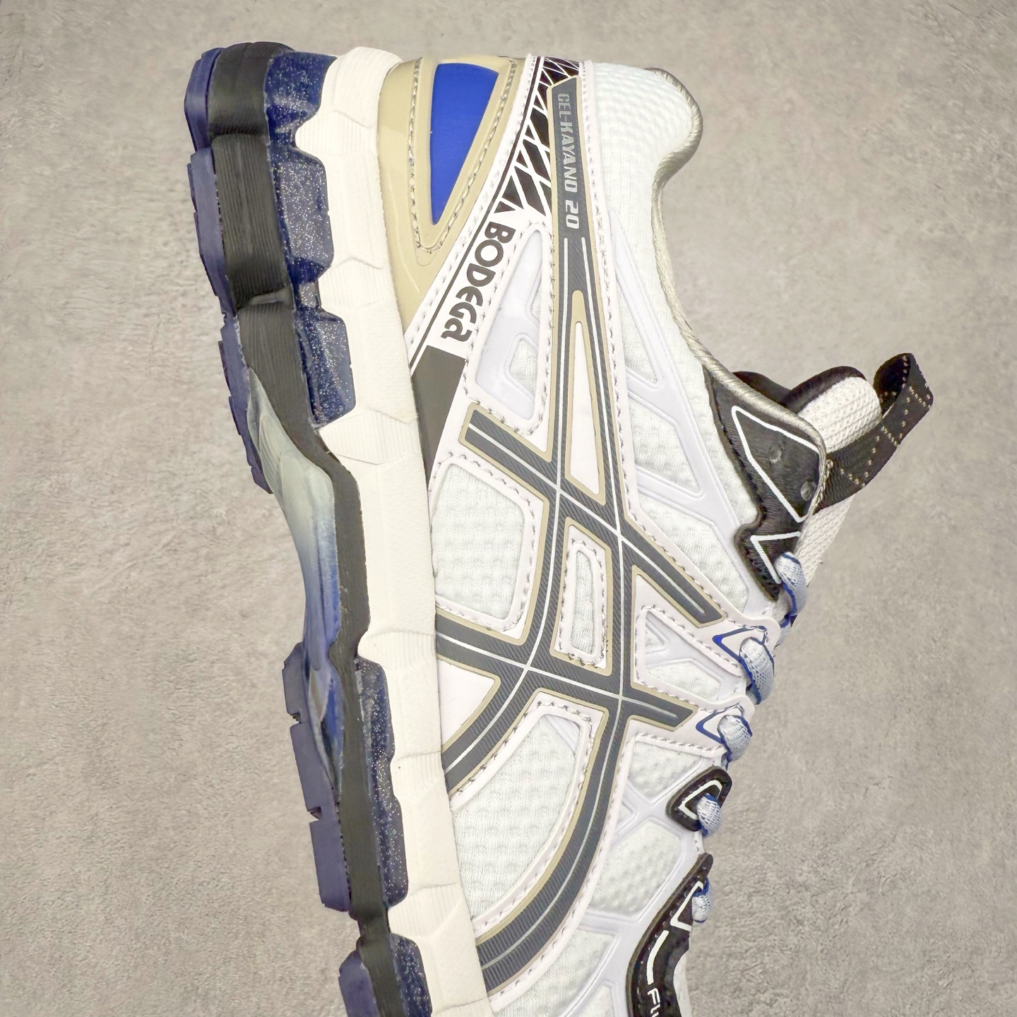 图片[6]-Asics Gel-kayano 20 亚瑟士舒适时尚低帮跑步鞋 GEL-KAYANO 20代问世于2013年以卓越的缓冲性能在长跑领域而闻名 该鞋款拥抱建筑美学 从建筑物和汽车中汲取设计灵感 富有科技感的外观造型 多功能性满足日常生活的使用需求 ASICS（亚瑟士）是日本实业家鬼冢喜八郎创立的跑鞋运动品牌，名字想法源自著名的拉丁谚语“AnimaSana In Corpore Sano”，意为“健全的精神寓于强健的体魄”。正如其名字的含义，ASICS亚瑟士一直坚信保持身体的健康与活力是打造健康快乐的生活方式的最佳途径。亚瑟士的跑鞋、篮球鞋等系列集专业与美貌于一身，拥有极高的热度。2016年，ASICS在“2016年日本最佳全球品牌”排行榜名列第17名。尺码：36 37 37.5 38 39 39.5 40 40.5 41.5 42 42.5 43.5 44 45-选品中心