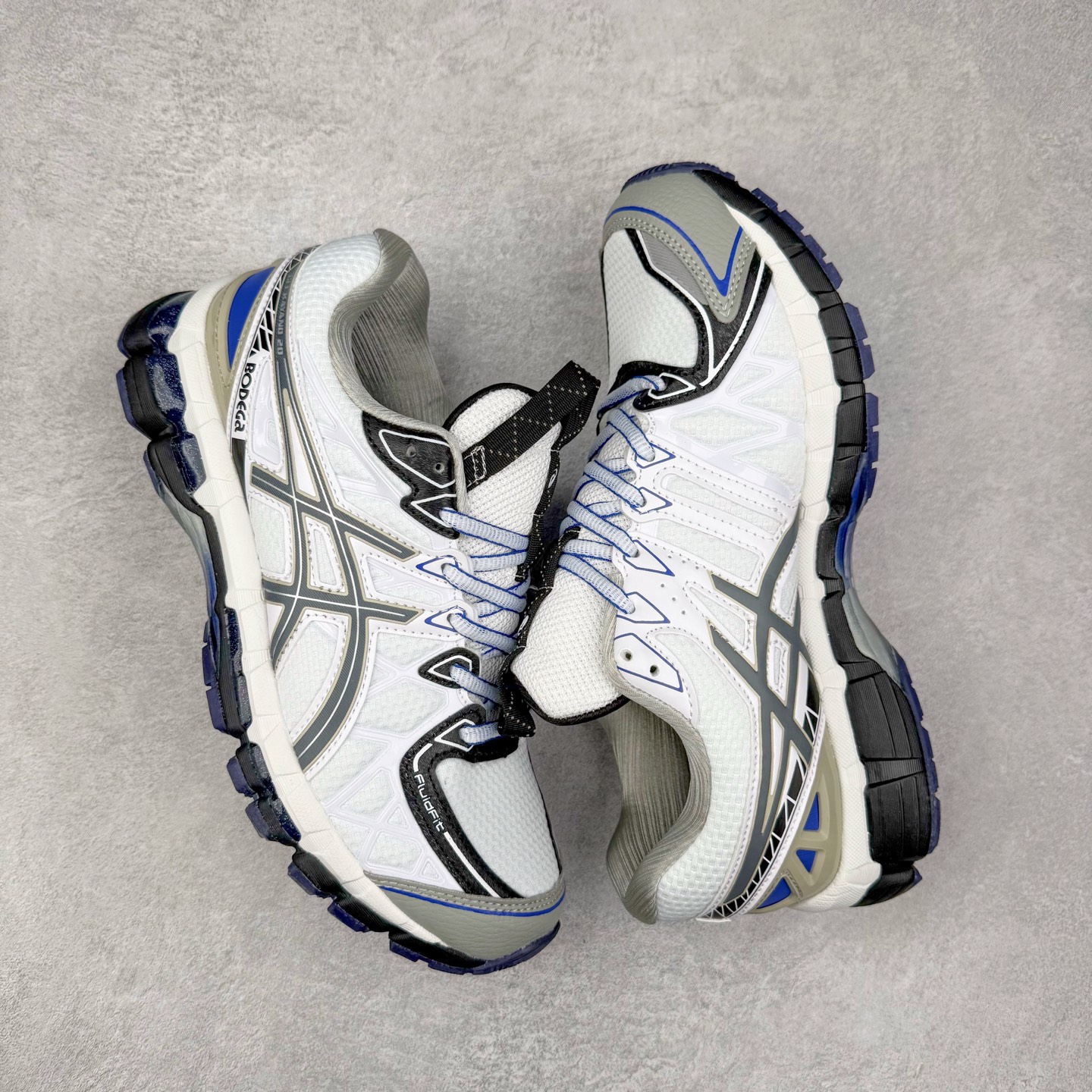 图片[3]-Asics Gel-kayano 20 亚瑟士舒适时尚低帮跑步鞋 GEL-KAYANO 20代问世于2013年以卓越的缓冲性能在长跑领域而闻名 该鞋款拥抱建筑美学 从建筑物和汽车中汲取设计灵感 富有科技感的外观造型 多功能性满足日常生活的使用需求 ASICS（亚瑟士）是日本实业家鬼冢喜八郎创立的跑鞋运动品牌，名字想法源自著名的拉丁谚语“AnimaSana In Corpore Sano”，意为“健全的精神寓于强健的体魄”。正如其名字的含义，ASICS亚瑟士一直坚信保持身体的健康与活力是打造健康快乐的生活方式的最佳途径。亚瑟士的跑鞋、篮球鞋等系列集专业与美貌于一身，拥有极高的热度。2016年，ASICS在“2016年日本最佳全球品牌”排行榜名列第17名。尺码：36 37 37.5 38 39 39.5 40 40.5 41.5 42 42.5 43.5 44 45-选品中心