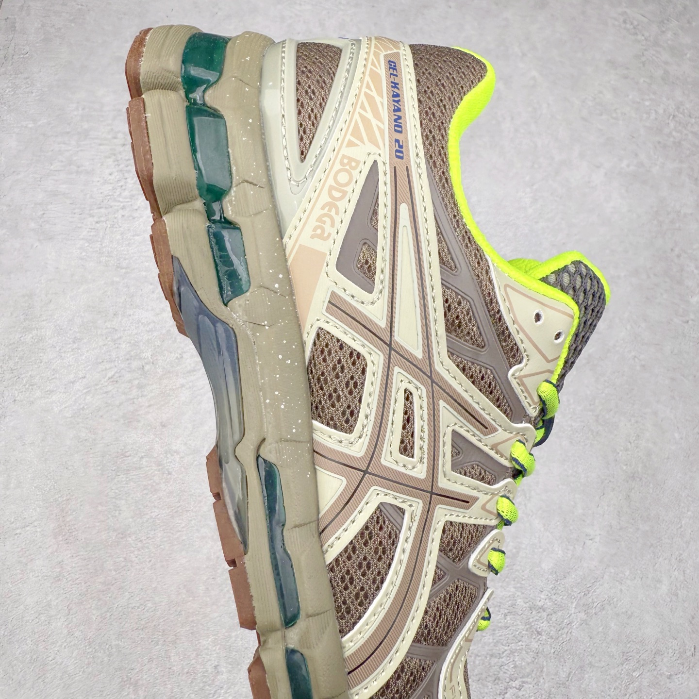 图片[6]-Asics Gel-kayano 20 亚瑟士舒适时尚低帮跑步鞋 GEL-KAYANO 20代问世于2013年以卓越的缓冲性能在长跑领域而闻名 该鞋款拥抱建筑美学 从建筑物和汽车中汲取设计灵感 富有科技感的外观造型 多功能性满足日常生活的使用需求 ASICS（亚瑟士）是日本实业家鬼冢喜八郎创立的跑鞋运动品牌，名字想法源自著名的拉丁谚语“AnimaSana In Corpore Sano”，意为“健全的精神寓于强健的体魄”。正如其名字的含义，ASICS亚瑟士一直坚信保持身体的健康与活力是打造健康快乐的生活方式的最佳途径。亚瑟士的跑鞋、篮球鞋等系列集专业与美貌于一身，拥有极高的热度。2016年，ASICS在“2016年日本最佳全球品牌”排行榜名列第17名。尺码：36 37 37.5 38 39 39.5 40 40.5 41.5 42 42.5 43.5 44 45-选品中心