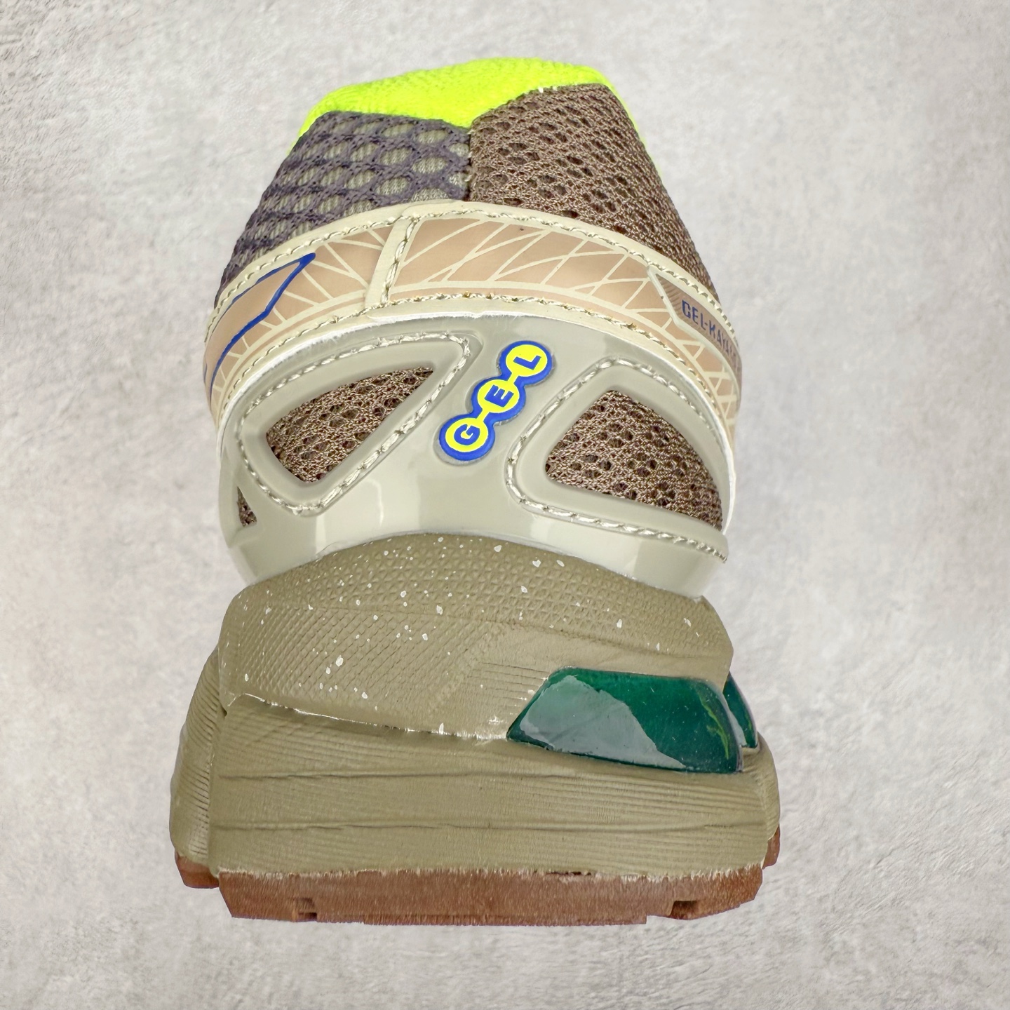 图片[8]-Asics Gel-kayano 20 亚瑟士舒适时尚低帮跑步鞋 GEL-KAYANO 20代问世于2013年以卓越的缓冲性能在长跑领域而闻名 该鞋款拥抱建筑美学 从建筑物和汽车中汲取设计灵感 富有科技感的外观造型 多功能性满足日常生活的使用需求 ASICS（亚瑟士）是日本实业家鬼冢喜八郎创立的跑鞋运动品牌，名字想法源自著名的拉丁谚语“AnimaSana In Corpore Sano”，意为“健全的精神寓于强健的体魄”。正如其名字的含义，ASICS亚瑟士一直坚信保持身体的健康与活力是打造健康快乐的生活方式的最佳途径。亚瑟士的跑鞋、篮球鞋等系列集专业与美貌于一身，拥有极高的热度。2016年，ASICS在“2016年日本最佳全球品牌”排行榜名列第17名。尺码：36 37 37.5 38 39 39.5 40 40.5 41.5 42 42.5 43.5 44 45-选品中心