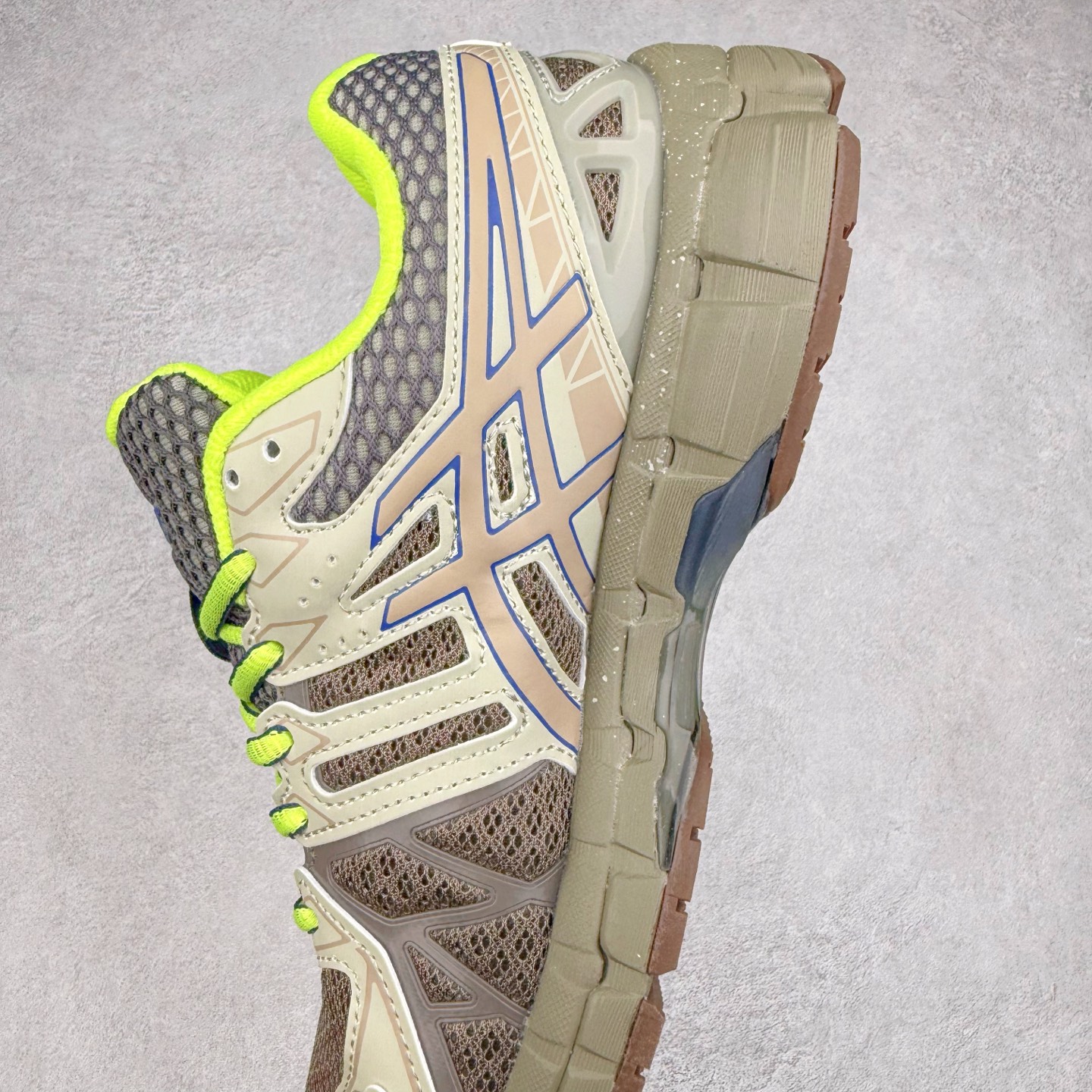 图片[7]-Asics Gel-kayano 20 亚瑟士舒适时尚低帮跑步鞋 GEL-KAYANO 20代问世于2013年以卓越的缓冲性能在长跑领域而闻名 该鞋款拥抱建筑美学 从建筑物和汽车中汲取设计灵感 富有科技感的外观造型 多功能性满足日常生活的使用需求 ASICS（亚瑟士）是日本实业家鬼冢喜八郎创立的跑鞋运动品牌，名字想法源自著名的拉丁谚语“AnimaSana In Corpore Sano”，意为“健全的精神寓于强健的体魄”。正如其名字的含义，ASICS亚瑟士一直坚信保持身体的健康与活力是打造健康快乐的生活方式的最佳途径。亚瑟士的跑鞋、篮球鞋等系列集专业与美貌于一身，拥有极高的热度。2016年，ASICS在“2016年日本最佳全球品牌”排行榜名列第17名。尺码：36 37 37.5 38 39 39.5 40 40.5 41.5 42 42.5 43.5 44 45-选品中心