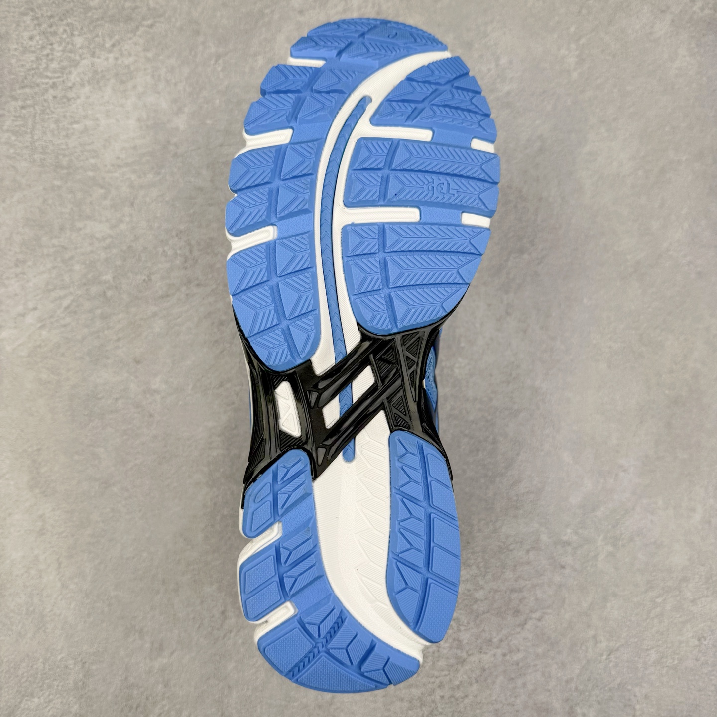 图片[9]-Asics Gel-kayano 20 亚瑟士舒适时尚低帮跑步鞋 GEL-KAYANO 20代问世于2013年以卓越的缓冲性能在长跑领域而闻名 该鞋款拥抱建筑美学 从建筑物和汽车中汲取设计灵感 富有科技感的外观造型 多功能性满足日常生活的使用需求 ASICS（亚瑟士）是日本实业家鬼冢喜八郎创立的跑鞋运动品牌，名字想法源自著名的拉丁谚语“AnimaSana In Corpore Sano”，意为“健全的精神寓于强健的体魄”。正如其名字的含义，ASICS亚瑟士一直坚信保持身体的健康与活力是打造健康快乐的生活方式的最佳途径。亚瑟士的跑鞋、篮球鞋等系列集专业与美貌于一身，拥有极高的热度。2016年，ASICS在“2016年日本最佳全球品牌”排行榜名列第17名。尺码：36 37 37.5 38 39 39.5 40 40.5 41.5 42 42.5 43.5 44 45-选品中心