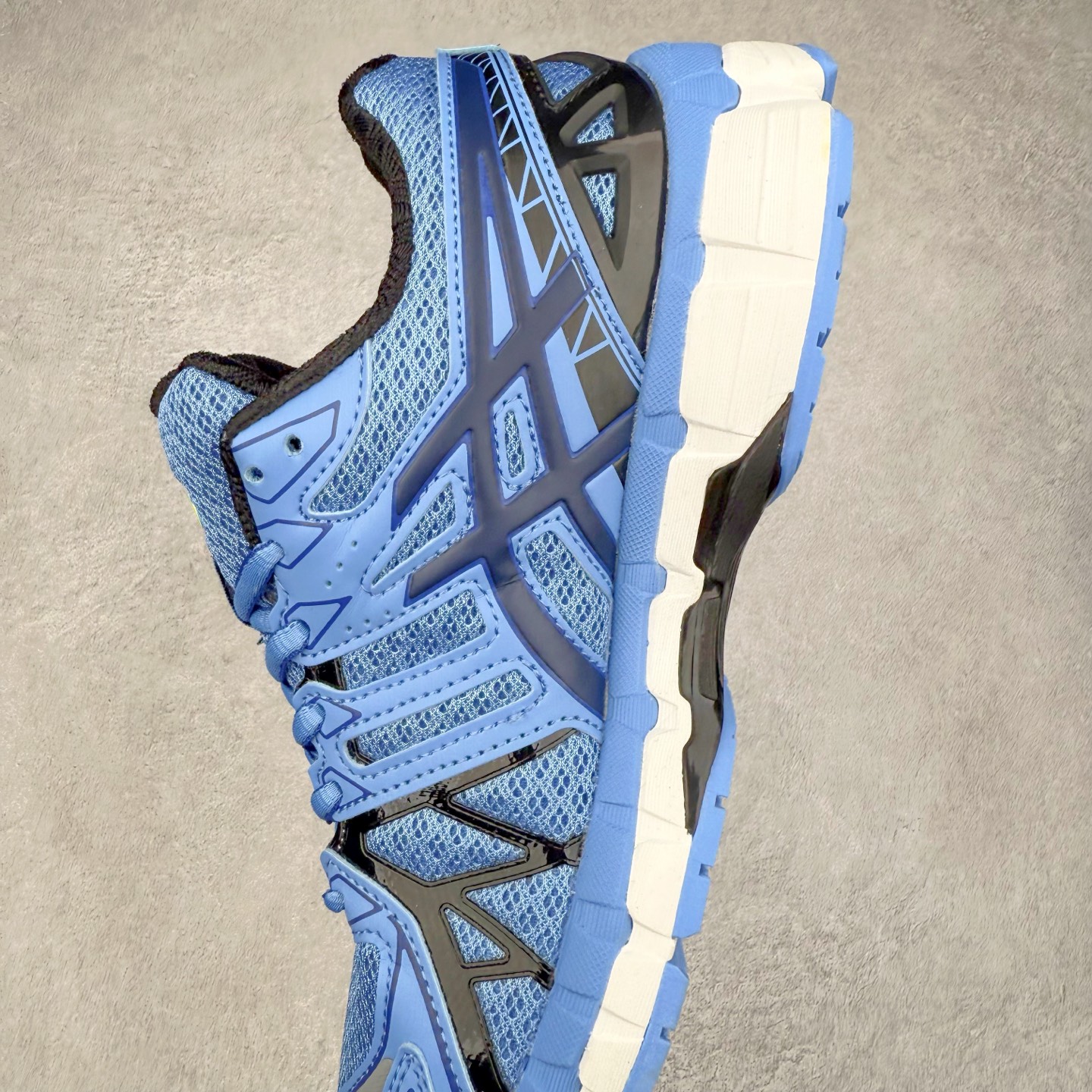 图片[7]-Asics Gel-kayano 20 亚瑟士舒适时尚低帮跑步鞋 GEL-KAYANO 20代问世于2013年以卓越的缓冲性能在长跑领域而闻名 该鞋款拥抱建筑美学 从建筑物和汽车中汲取设计灵感 富有科技感的外观造型 多功能性满足日常生活的使用需求 ASICS（亚瑟士）是日本实业家鬼冢喜八郎创立的跑鞋运动品牌，名字想法源自著名的拉丁谚语“AnimaSana In Corpore Sano”，意为“健全的精神寓于强健的体魄”。正如其名字的含义，ASICS亚瑟士一直坚信保持身体的健康与活力是打造健康快乐的生活方式的最佳途径。亚瑟士的跑鞋、篮球鞋等系列集专业与美貌于一身，拥有极高的热度。2016年，ASICS在“2016年日本最佳全球品牌”排行榜名列第17名。尺码：36 37 37.5 38 39 39.5 40 40.5 41.5 42 42.5 43.5 44 45-选品中心
