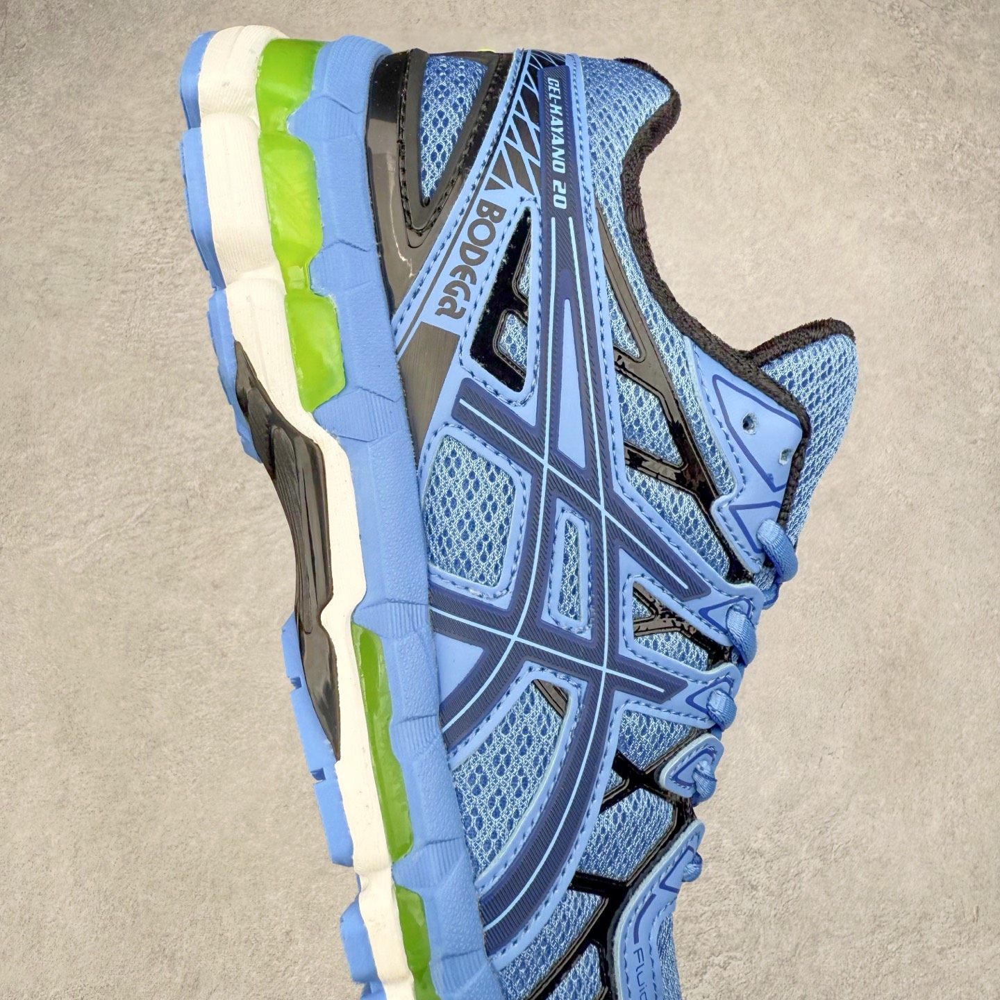 图片[6]-Asics Gel-kayano 20 亚瑟士舒适时尚低帮跑步鞋 GEL-KAYANO 20代问世于2013年以卓越的缓冲性能在长跑领域而闻名 该鞋款拥抱建筑美学 从建筑物和汽车中汲取设计灵感 富有科技感的外观造型 多功能性满足日常生活的使用需求 ASICS（亚瑟士）是日本实业家鬼冢喜八郎创立的跑鞋运动品牌，名字想法源自著名的拉丁谚语“AnimaSana In Corpore Sano”，意为“健全的精神寓于强健的体魄”。正如其名字的含义，ASICS亚瑟士一直坚信保持身体的健康与活力是打造健康快乐的生活方式的最佳途径。亚瑟士的跑鞋、篮球鞋等系列集专业与美貌于一身，拥有极高的热度。2016年，ASICS在“2016年日本最佳全球品牌”排行榜名列第17名。尺码：36 37 37.5 38 39 39.5 40 40.5 41.5 42 42.5 43.5 44 45-选品中心
