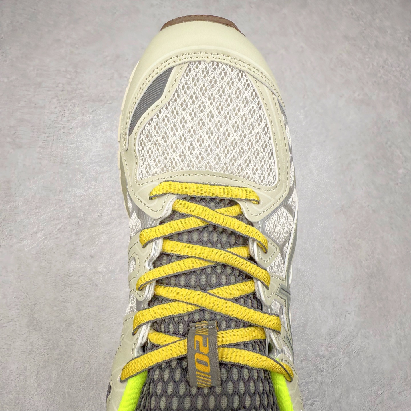 图片[4]-Asics Gel-kayano 20 亚瑟士舒适时尚低帮跑步鞋 GEL-KAYANO 20代问世于2013年以卓越的缓冲性能在长跑领域而闻名 该鞋款拥抱建筑美学 从建筑物和汽车中汲取设计灵感 富有科技感的外观造型 多功能性满足日常生活的使用需求 ASICS（亚瑟士）是日本实业家鬼冢喜八郎创立的跑鞋运动品牌，名字想法源自著名的拉丁谚语“AnimaSana In Corpore Sano”，意为“健全的精神寓于强健的体魄”。正如其名字的含义，ASICS亚瑟士一直坚信保持身体的健康与活力是打造健康快乐的生活方式的最佳途径。亚瑟士的跑鞋、篮球鞋等系列集专业与美貌于一身，拥有极高的热度。2016年，ASICS在“2016年日本最佳全球品牌”排行榜名列第17名。尺码：36 37 37.5 38 39 39.5 40 40.5 41.5 42 42.5 43.5 44 45-选品中心