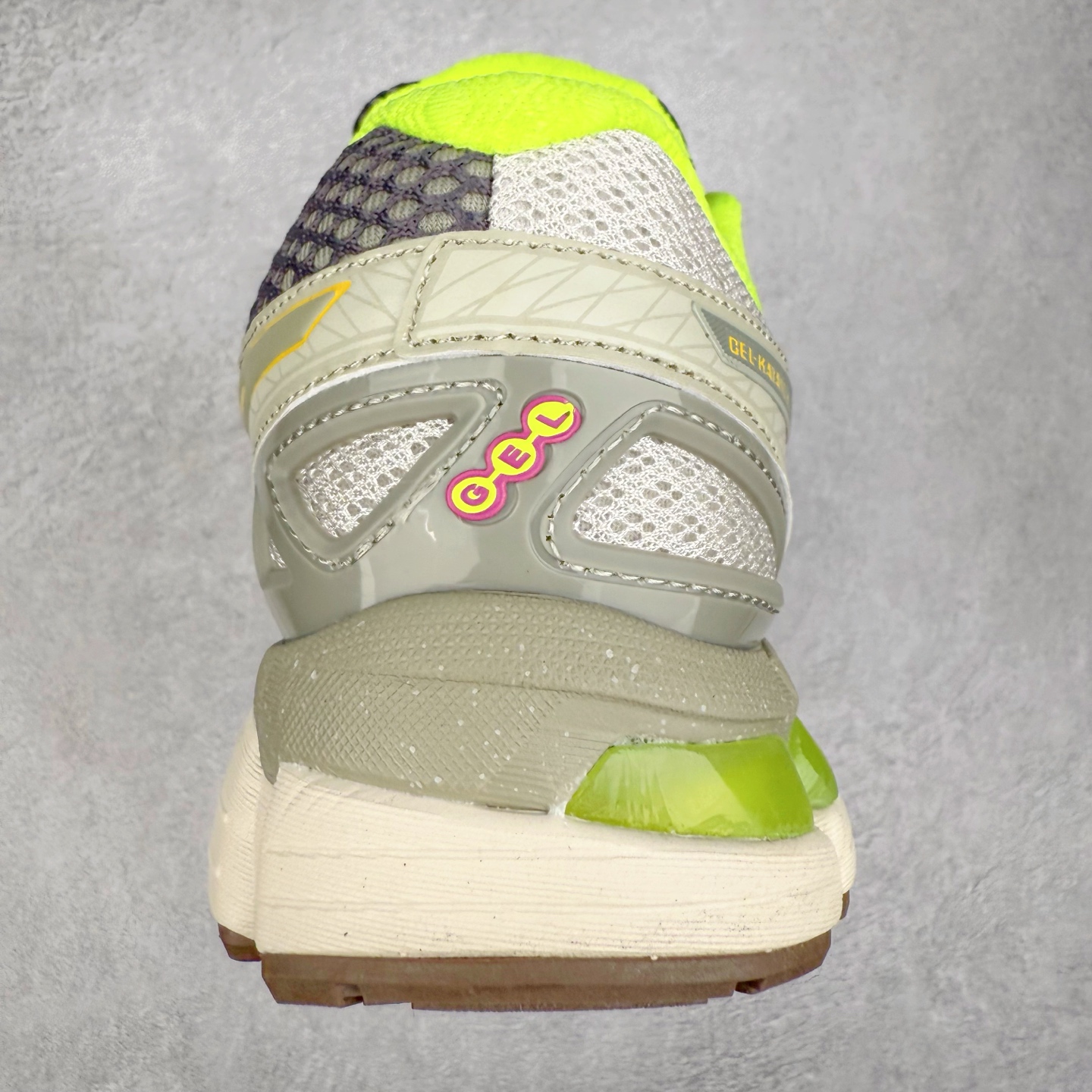 图片[8]-Asics Gel-kayano 20 亚瑟士舒适时尚低帮跑步鞋 GEL-KAYANO 20代问世于2013年以卓越的缓冲性能在长跑领域而闻名 该鞋款拥抱建筑美学 从建筑物和汽车中汲取设计灵感 富有科技感的外观造型 多功能性满足日常生活的使用需求 ASICS（亚瑟士）是日本实业家鬼冢喜八郎创立的跑鞋运动品牌，名字想法源自著名的拉丁谚语“AnimaSana In Corpore Sano”，意为“健全的精神寓于强健的体魄”。正如其名字的含义，ASICS亚瑟士一直坚信保持身体的健康与活力是打造健康快乐的生活方式的最佳途径。亚瑟士的跑鞋、篮球鞋等系列集专业与美貌于一身，拥有极高的热度。2016年，ASICS在“2016年日本最佳全球品牌”排行榜名列第17名。尺码：36 37 37.5 38 39 39.5 40 40.5 41.5 42 42.5 43.5 44 45-选品中心