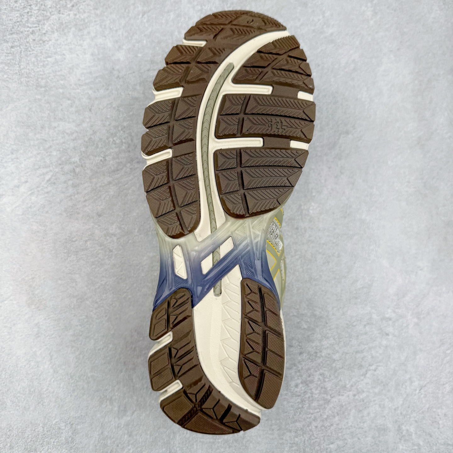 图片[9]-Asics Gel-kayano 20 亚瑟士舒适时尚低帮跑步鞋 GEL-KAYANO 20代问世于2013年以卓越的缓冲性能在长跑领域而闻名 该鞋款拥抱建筑美学 从建筑物和汽车中汲取设计灵感 富有科技感的外观造型 多功能性满足日常生活的使用需求 ASICS（亚瑟士）是日本实业家鬼冢喜八郎创立的跑鞋运动品牌，名字想法源自著名的拉丁谚语“AnimaSana In Corpore Sano”，意为“健全的精神寓于强健的体魄”。正如其名字的含义，ASICS亚瑟士一直坚信保持身体的健康与活力是打造健康快乐的生活方式的最佳途径。亚瑟士的跑鞋、篮球鞋等系列集专业与美貌于一身，拥有极高的热度。2016年，ASICS在“2016年日本最佳全球品牌”排行榜名列第17名。尺码：36 37 37.5 38 39 39.5 40 40.5 41.5 42 42.5 43.5 44 45-选品中心