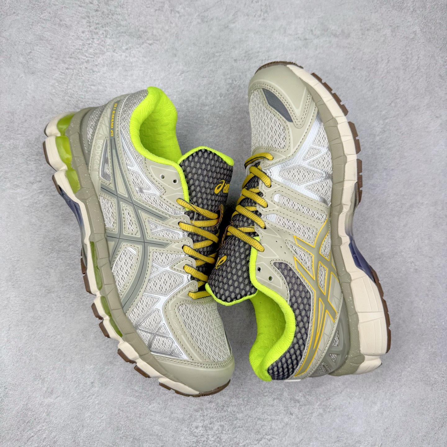 图片[3]-Asics Gel-kayano 20 亚瑟士舒适时尚低帮跑步鞋 GEL-KAYANO 20代问世于2013年以卓越的缓冲性能在长跑领域而闻名 该鞋款拥抱建筑美学 从建筑物和汽车中汲取设计灵感 富有科技感的外观造型 多功能性满足日常生活的使用需求 ASICS（亚瑟士）是日本实业家鬼冢喜八郎创立的跑鞋运动品牌，名字想法源自著名的拉丁谚语“AnimaSana In Corpore Sano”，意为“健全的精神寓于强健的体魄”。正如其名字的含义，ASICS亚瑟士一直坚信保持身体的健康与活力是打造健康快乐的生活方式的最佳途径。亚瑟士的跑鞋、篮球鞋等系列集专业与美貌于一身，拥有极高的热度。2016年，ASICS在“2016年日本最佳全球品牌”排行榜名列第17名。尺码：36 37 37.5 38 39 39.5 40 40.5 41.5 42 42.5 43.5 44 45-选品中心