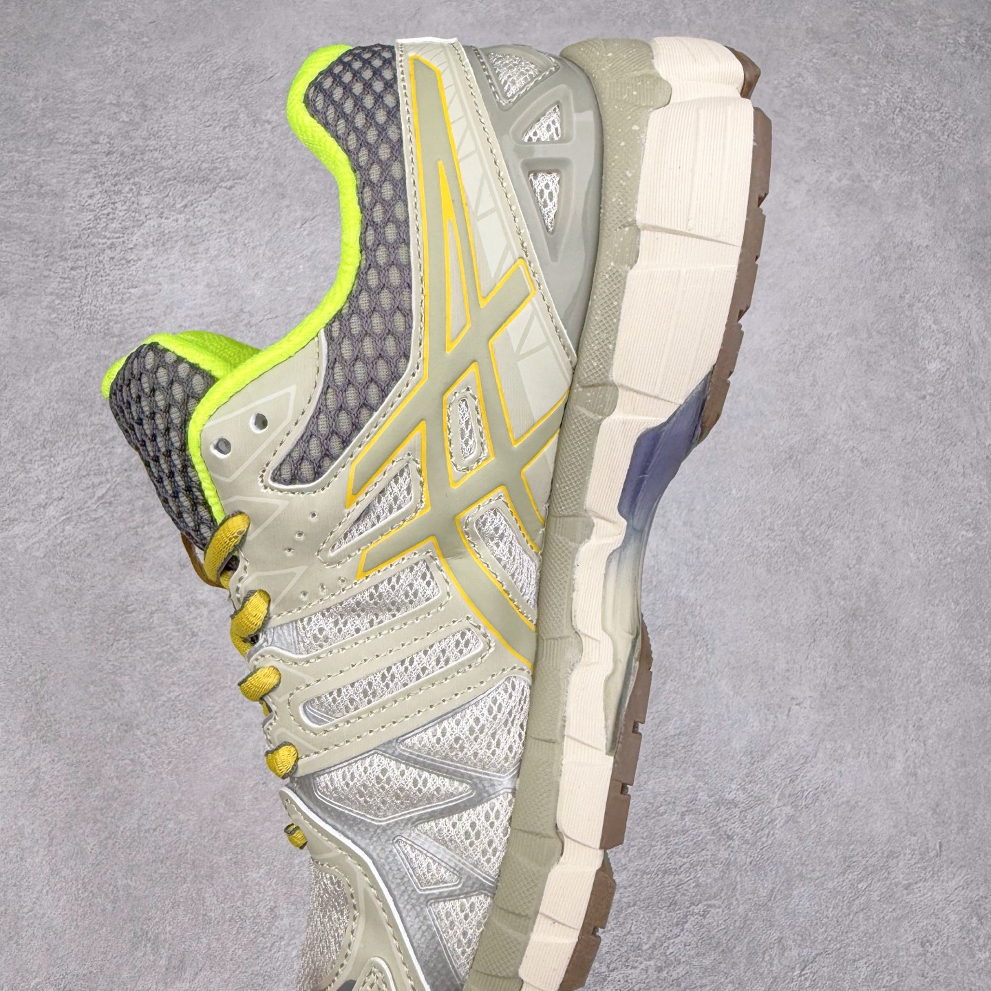 图片[7]-Asics Gel-kayano 20 亚瑟士舒适时尚低帮跑步鞋 GEL-KAYANO 20代问世于2013年以卓越的缓冲性能在长跑领域而闻名 该鞋款拥抱建筑美学 从建筑物和汽车中汲取设计灵感 富有科技感的外观造型 多功能性满足日常生活的使用需求 ASICS（亚瑟士）是日本实业家鬼冢喜八郎创立的跑鞋运动品牌，名字想法源自著名的拉丁谚语“AnimaSana In Corpore Sano”，意为“健全的精神寓于强健的体魄”。正如其名字的含义，ASICS亚瑟士一直坚信保持身体的健康与活力是打造健康快乐的生活方式的最佳途径。亚瑟士的跑鞋、篮球鞋等系列集专业与美貌于一身，拥有极高的热度。2016年，ASICS在“2016年日本最佳全球品牌”排行榜名列第17名。尺码：36 37 37.5 38 39 39.5 40 40.5 41.5 42 42.5 43.5 44 45-选品中心