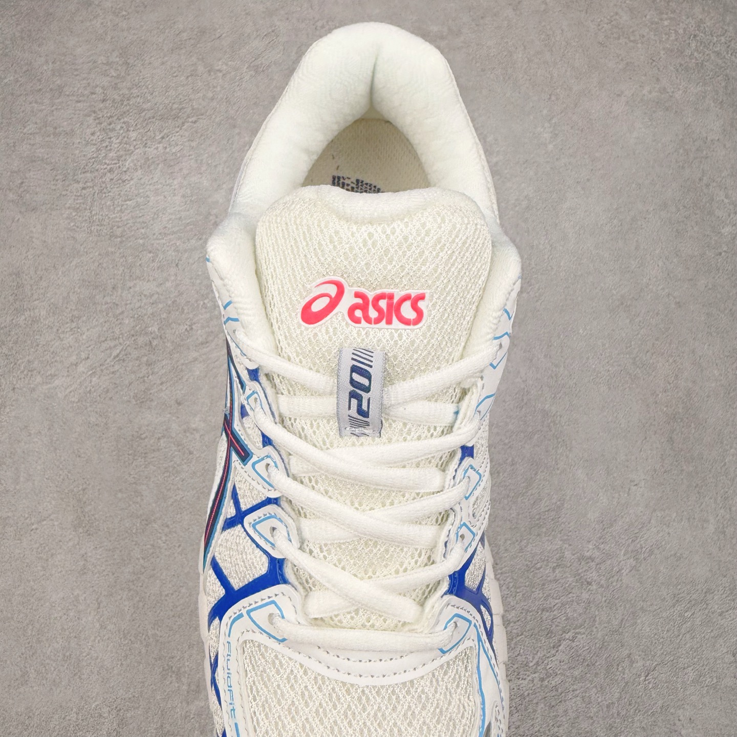 图片[5]-Asics Gel-kayano 20 亚瑟士舒适时尚低帮跑步鞋 GEL-KAYANO 20代问世于2013年以卓越的缓冲性能在长跑领域而闻名 该鞋款拥抱建筑美学 从建筑物和汽车中汲取设计灵感 富有科技感的外观造型 多功能性满足日常生活的使用需求 ASICS（亚瑟士）是日本实业家鬼冢喜八郎创立的跑鞋运动品牌，名字想法源自著名的拉丁谚语“AnimaSana In Corpore Sano”，意为“健全的精神寓于强健的体魄”。正如其名字的含义，ASICS亚瑟士一直坚信保持身体的健康与活力是打造健康快乐的生活方式的最佳途径。亚瑟士的跑鞋、篮球鞋等系列集专业与美貌于一身，拥有极高的热度。2016年，ASICS在“2016年日本最佳全球品牌”排行榜名列第17名。尺码：36 37 37.5 38 39 39.5 40 40.5 41.5 42 42.5 43.5 44 45-选品中心