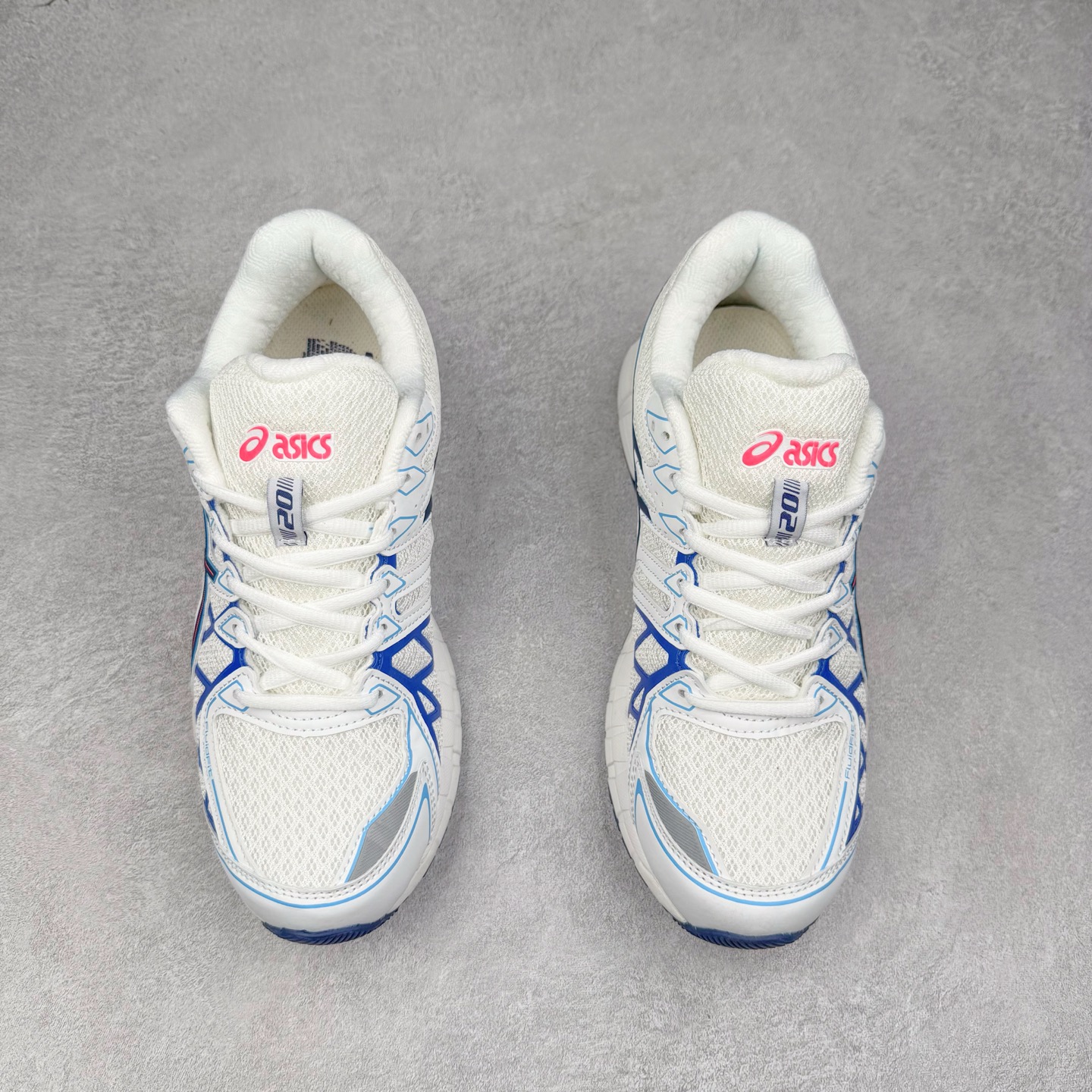 图片[2]-Asics Gel-kayano 20 亚瑟士舒适时尚低帮跑步鞋 GEL-KAYANO 20代问世于2013年以卓越的缓冲性能在长跑领域而闻名 该鞋款拥抱建筑美学 从建筑物和汽车中汲取设计灵感 富有科技感的外观造型 多功能性满足日常生活的使用需求 ASICS（亚瑟士）是日本实业家鬼冢喜八郎创立的跑鞋运动品牌，名字想法源自著名的拉丁谚语“AnimaSana In Corpore Sano”，意为“健全的精神寓于强健的体魄”。正如其名字的含义，ASICS亚瑟士一直坚信保持身体的健康与活力是打造健康快乐的生活方式的最佳途径。亚瑟士的跑鞋、篮球鞋等系列集专业与美貌于一身，拥有极高的热度。2016年，ASICS在“2016年日本最佳全球品牌”排行榜名列第17名。尺码：36 37 37.5 38 39 39.5 40 40.5 41.5 42 42.5 43.5 44 45-选品中心
