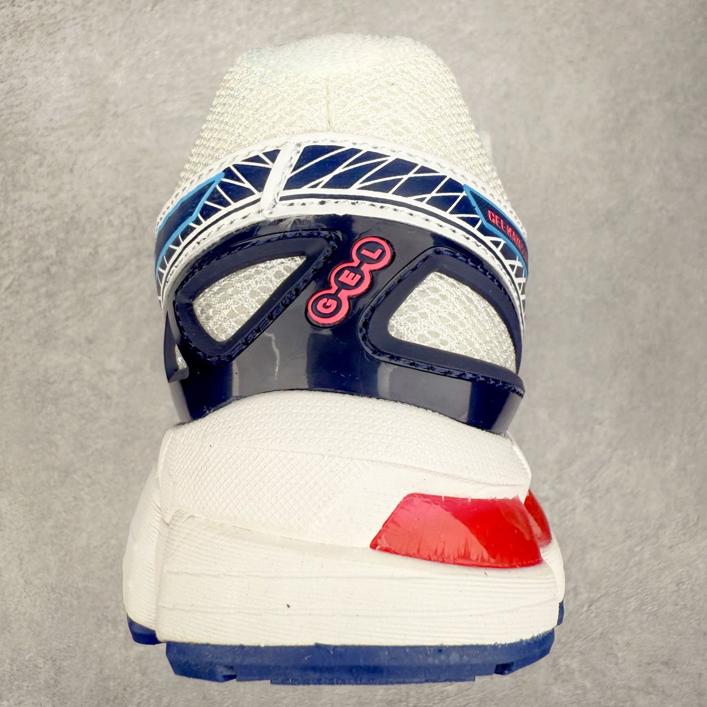 图片[8]-Asics Gel-kayano 20 亚瑟士舒适时尚低帮跑步鞋 GEL-KAYANO 20代问世于2013年以卓越的缓冲性能在长跑领域而闻名 该鞋款拥抱建筑美学 从建筑物和汽车中汲取设计灵感 富有科技感的外观造型 多功能性满足日常生活的使用需求 ASICS（亚瑟士）是日本实业家鬼冢喜八郎创立的跑鞋运动品牌，名字想法源自著名的拉丁谚语“AnimaSana In Corpore Sano”，意为“健全的精神寓于强健的体魄”。正如其名字的含义，ASICS亚瑟士一直坚信保持身体的健康与活力是打造健康快乐的生活方式的最佳途径。亚瑟士的跑鞋、篮球鞋等系列集专业与美貌于一身，拥有极高的热度。2016年，ASICS在“2016年日本最佳全球品牌”排行榜名列第17名。尺码：36 37 37.5 38 39 39.5 40 40.5 41.5 42 42.5 43.5 44 45-选品中心