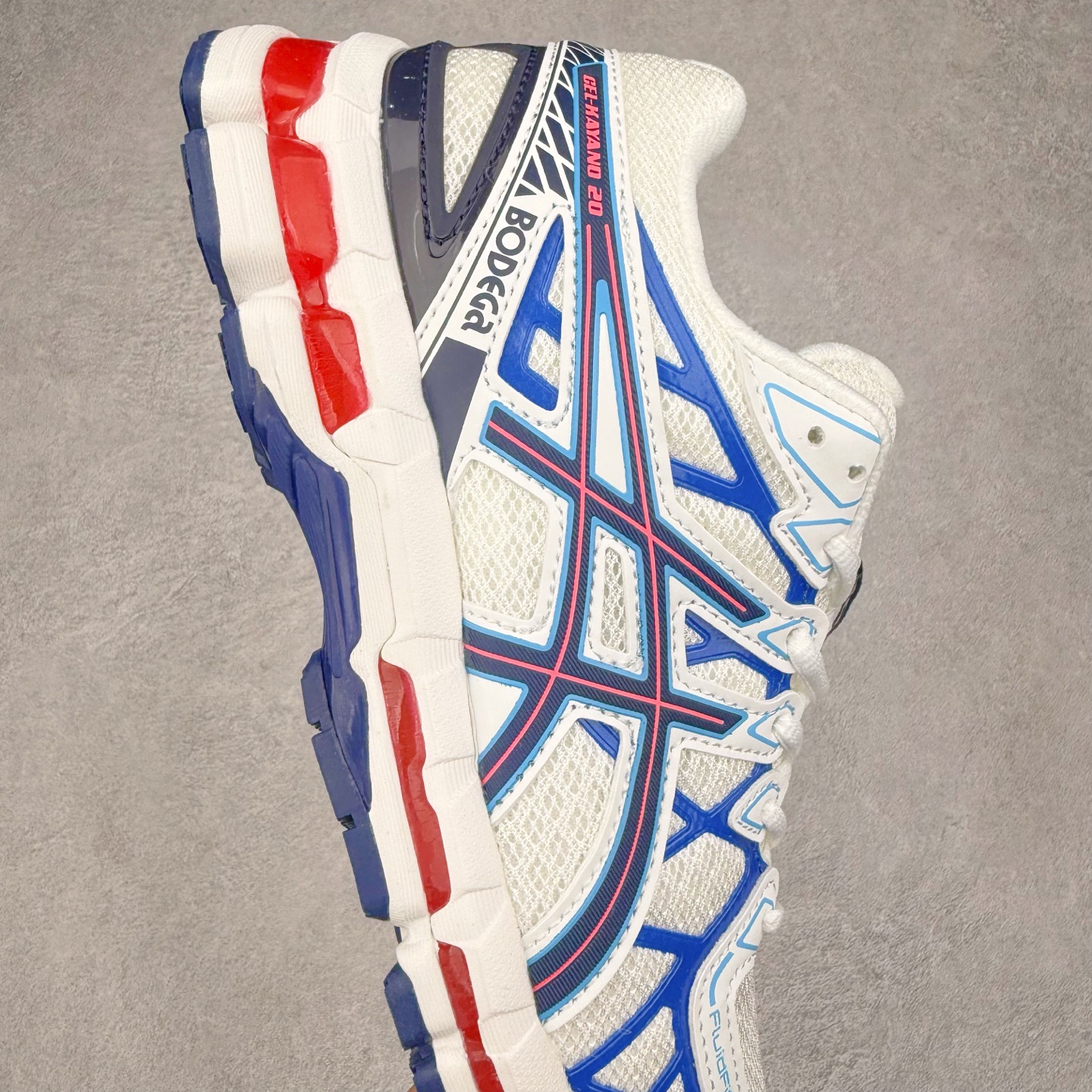 图片[6]-Asics Gel-kayano 20 亚瑟士舒适时尚低帮跑步鞋 GEL-KAYANO 20代问世于2013年以卓越的缓冲性能在长跑领域而闻名 该鞋款拥抱建筑美学 从建筑物和汽车中汲取设计灵感 富有科技感的外观造型 多功能性满足日常生活的使用需求 ASICS（亚瑟士）是日本实业家鬼冢喜八郎创立的跑鞋运动品牌，名字想法源自著名的拉丁谚语“AnimaSana In Corpore Sano”，意为“健全的精神寓于强健的体魄”。正如其名字的含义，ASICS亚瑟士一直坚信保持身体的健康与活力是打造健康快乐的生活方式的最佳途径。亚瑟士的跑鞋、篮球鞋等系列集专业与美貌于一身，拥有极高的热度。2016年，ASICS在“2016年日本最佳全球品牌”排行榜名列第17名。尺码：36 37 37.5 38 39 39.5 40 40.5 41.5 42 42.5 43.5 44 45-选品中心