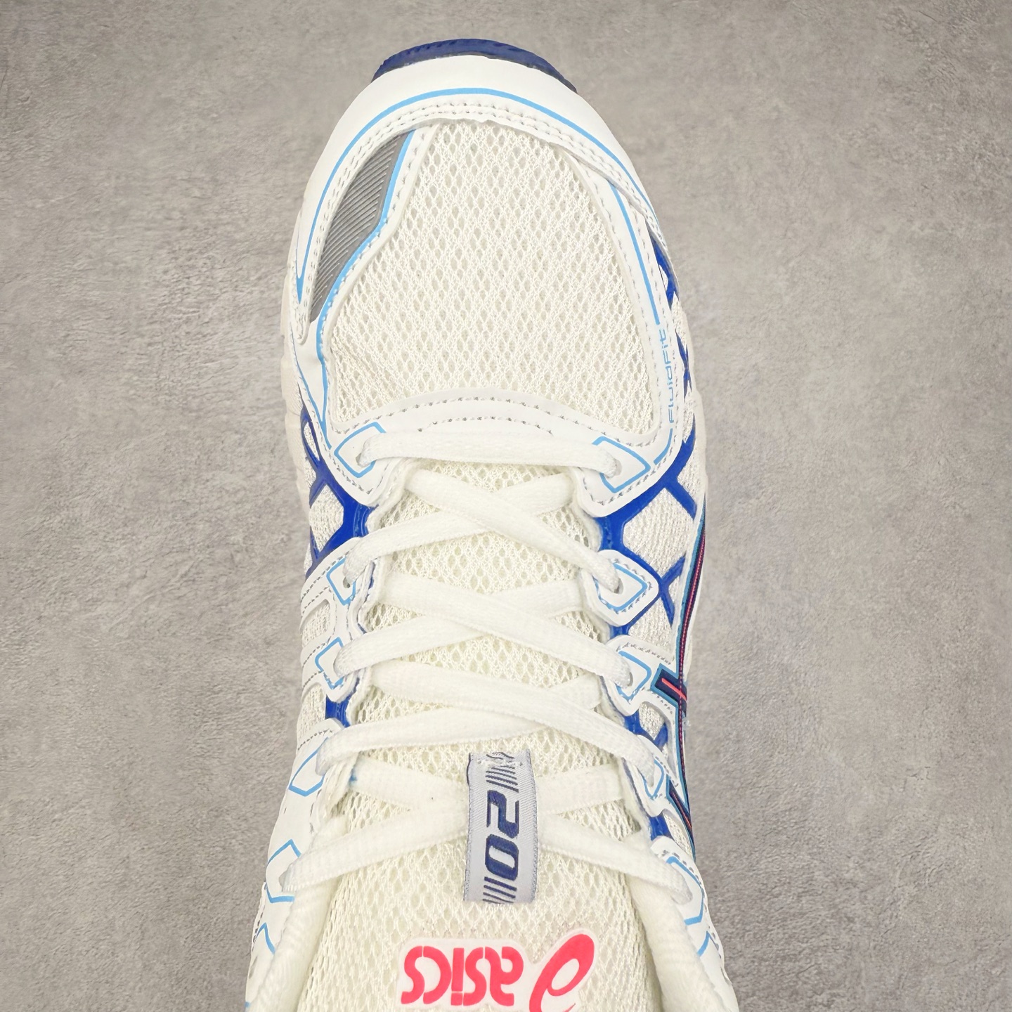 图片[4]-Asics Gel-kayano 20 亚瑟士舒适时尚低帮跑步鞋 GEL-KAYANO 20代问世于2013年以卓越的缓冲性能在长跑领域而闻名 该鞋款拥抱建筑美学 从建筑物和汽车中汲取设计灵感 富有科技感的外观造型 多功能性满足日常生活的使用需求 ASICS（亚瑟士）是日本实业家鬼冢喜八郎创立的跑鞋运动品牌，名字想法源自著名的拉丁谚语“AnimaSana In Corpore Sano”，意为“健全的精神寓于强健的体魄”。正如其名字的含义，ASICS亚瑟士一直坚信保持身体的健康与活力是打造健康快乐的生活方式的最佳途径。亚瑟士的跑鞋、篮球鞋等系列集专业与美貌于一身，拥有极高的热度。2016年，ASICS在“2016年日本最佳全球品牌”排行榜名列第17名。尺码：36 37 37.5 38 39 39.5 40 40.5 41.5 42 42.5 43.5 44 45-选品中心