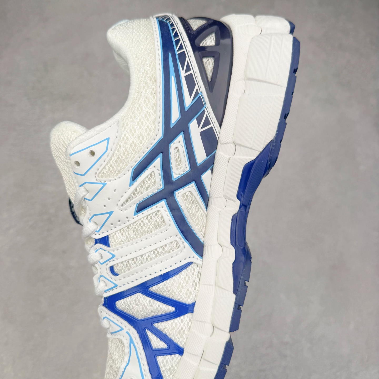图片[7]-Asics Gel-kayano 20 亚瑟士舒适时尚低帮跑步鞋 GEL-KAYANO 20代问世于2013年以卓越的缓冲性能在长跑领域而闻名 该鞋款拥抱建筑美学 从建筑物和汽车中汲取设计灵感 富有科技感的外观造型 多功能性满足日常生活的使用需求 ASICS（亚瑟士）是日本实业家鬼冢喜八郎创立的跑鞋运动品牌，名字想法源自著名的拉丁谚语“AnimaSana In Corpore Sano”，意为“健全的精神寓于强健的体魄”。正如其名字的含义，ASICS亚瑟士一直坚信保持身体的健康与活力是打造健康快乐的生活方式的最佳途径。亚瑟士的跑鞋、篮球鞋等系列集专业与美貌于一身，拥有极高的热度。2016年，ASICS在“2016年日本最佳全球品牌”排行榜名列第17名。尺码：36 37 37.5 38 39 39.5 40 40.5 41.5 42 42.5 43.5 44 45-选品中心