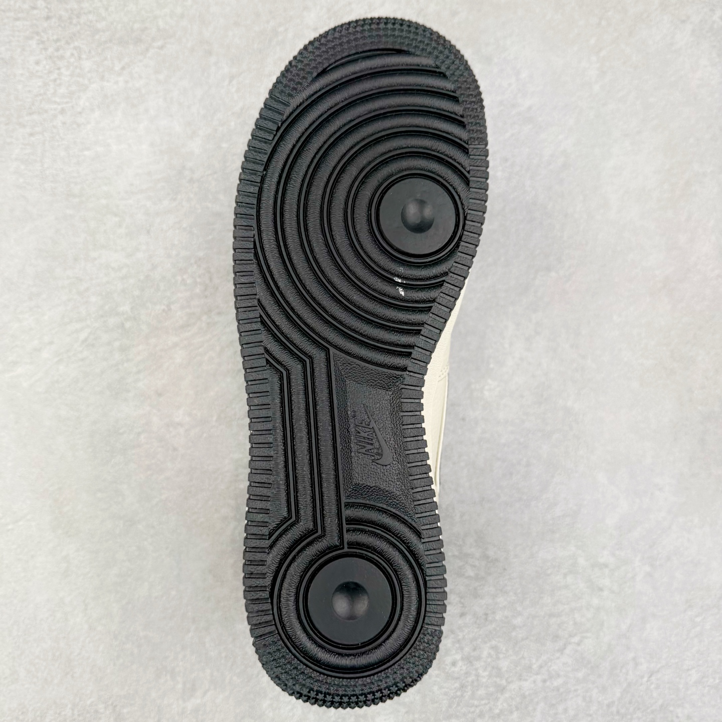 图片[9]-NK Air Force 1´07 Low 空军一号低帮百搭休闲运动板鞋 DF0188-072 柔软、弹性十足的缓震性能和出色的中底设计 横跨复古与现代的外型结合 造就出风靡全球 三十多年的Force 1 直到今天还深受青睐 实拍调校N版已经零色差零失真 百分百还原实物色彩所见即所得 不存在货不对板色差等低级问题 选购参考实物拍摄 不混卖不参货 只用心做好货严格选品 承诺混一赔十 尺码：36 36.5 37.5 38 38.5 39 40 40.5 41 42 42.5 43 44 44.5 45-选品中心