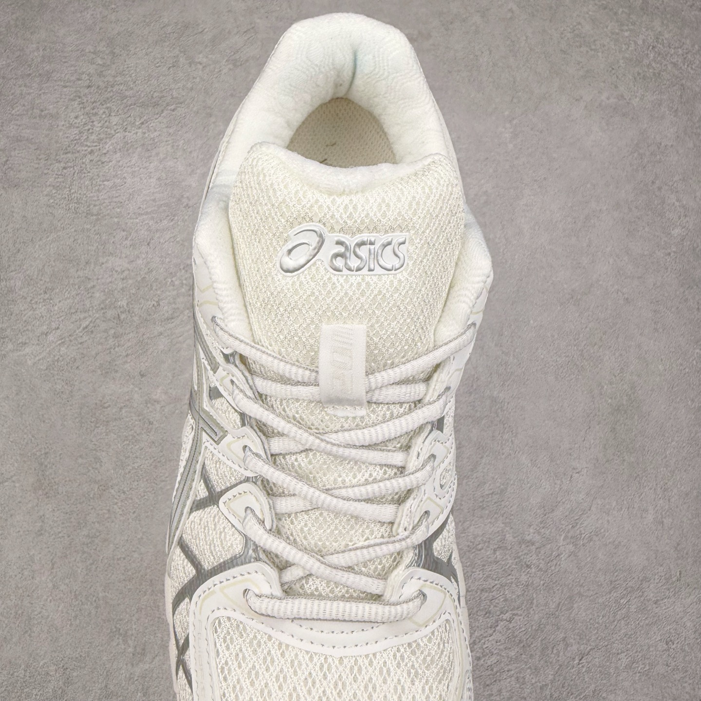 图片[5]-Asics Gel-kayano 20 亚瑟士舒适时尚低帮跑步鞋 GEL-KAYANO 20代问世于2013年以卓越的缓冲性能在长跑领域而闻名 该鞋款拥抱建筑美学 从建筑物和汽车中汲取设计灵感 富有科技感的外观造型 多功能性满足日常生活的使用需求 ASICS（亚瑟士）是日本实业家鬼冢喜八郎创立的跑鞋运动品牌，名字想法源自著名的拉丁谚语“AnimaSana In Corpore Sano”，意为“健全的精神寓于强健的体魄”。正如其名字的含义，ASICS亚瑟士一直坚信保持身体的健康与活力是打造健康快乐的生活方式的最佳途径。亚瑟士的跑鞋、篮球鞋等系列集专业与美貌于一身，拥有极高的热度。2016年，ASICS在“2016年日本最佳全球品牌”排行榜名列第17名。尺码：36 37 37.5 38 39 39.5 40 40.5 41.5 42 42.5 43.5 44 45-选品中心