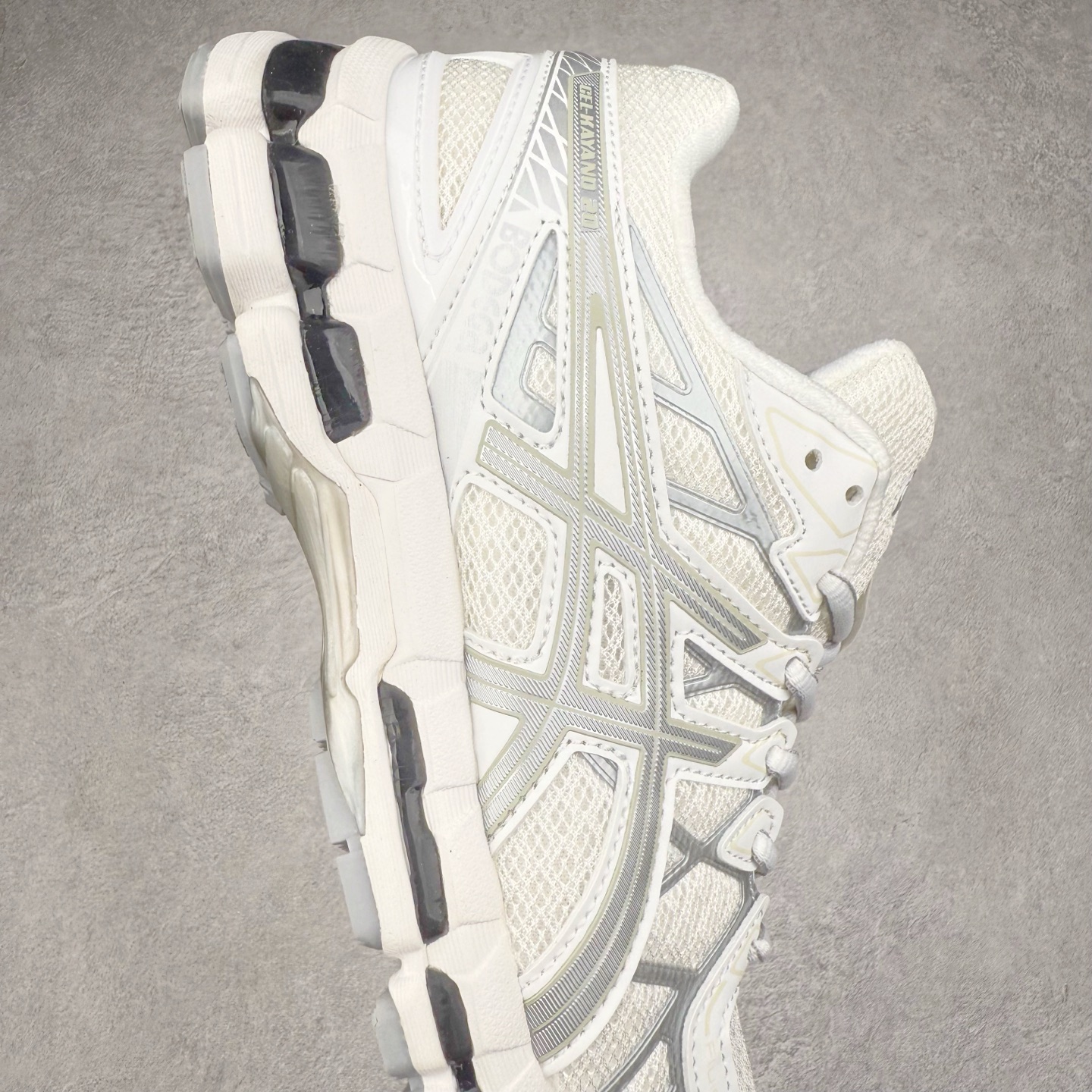 图片[6]-Asics Gel-kayano 20 亚瑟士舒适时尚低帮跑步鞋 GEL-KAYANO 20代问世于2013年以卓越的缓冲性能在长跑领域而闻名 该鞋款拥抱建筑美学 从建筑物和汽车中汲取设计灵感 富有科技感的外观造型 多功能性满足日常生活的使用需求 ASICS（亚瑟士）是日本实业家鬼冢喜八郎创立的跑鞋运动品牌，名字想法源自著名的拉丁谚语“AnimaSana In Corpore Sano”，意为“健全的精神寓于强健的体魄”。正如其名字的含义，ASICS亚瑟士一直坚信保持身体的健康与活力是打造健康快乐的生活方式的最佳途径。亚瑟士的跑鞋、篮球鞋等系列集专业与美貌于一身，拥有极高的热度。2016年，ASICS在“2016年日本最佳全球品牌”排行榜名列第17名。尺码：36 37 37.5 38 39 39.5 40 40.5 41.5 42 42.5 43.5 44 45-选品中心