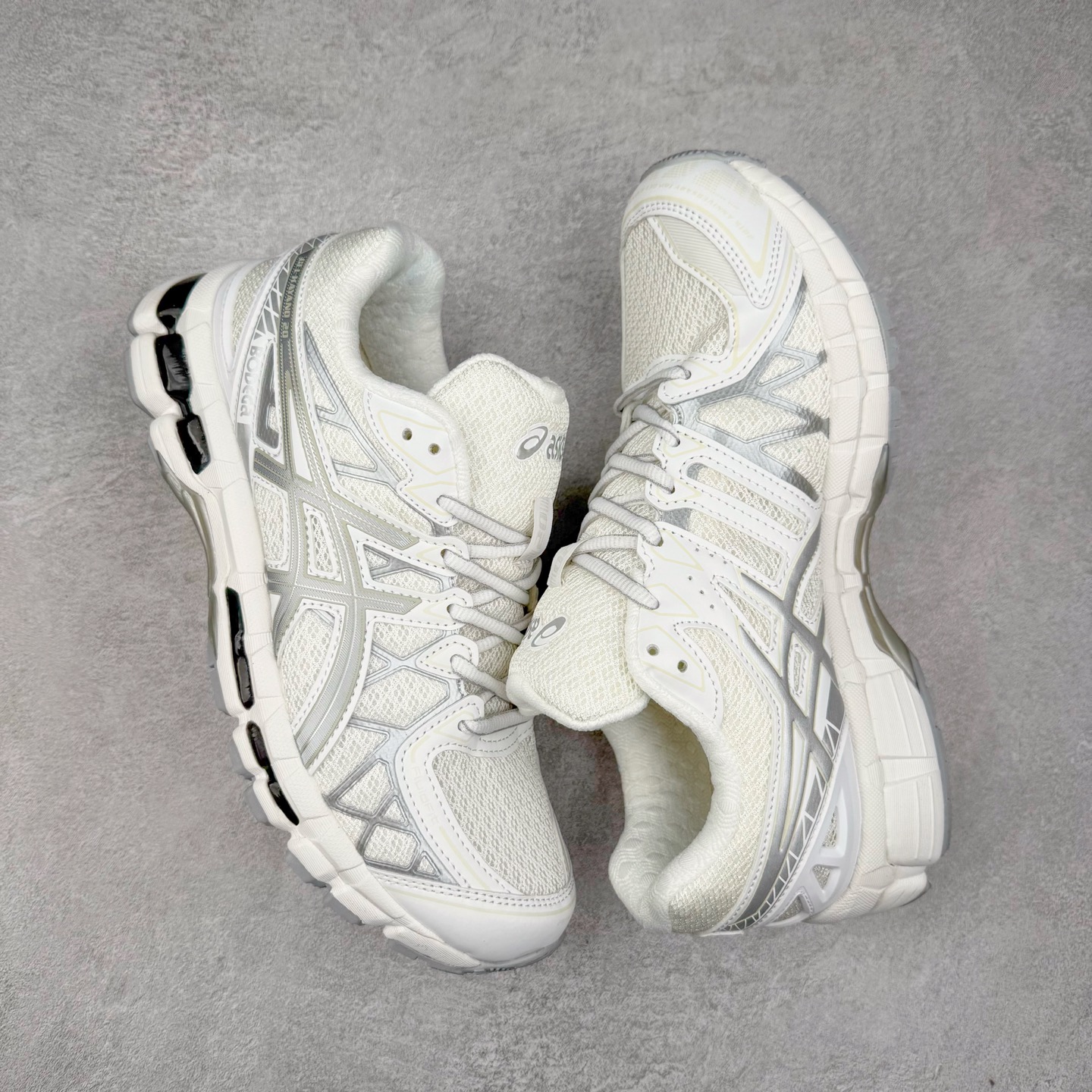 图片[3]-Asics Gel-kayano 20 亚瑟士舒适时尚低帮跑步鞋 GEL-KAYANO 20代问世于2013年以卓越的缓冲性能在长跑领域而闻名 该鞋款拥抱建筑美学 从建筑物和汽车中汲取设计灵感 富有科技感的外观造型 多功能性满足日常生活的使用需求 ASICS（亚瑟士）是日本实业家鬼冢喜八郎创立的跑鞋运动品牌，名字想法源自著名的拉丁谚语“AnimaSana In Corpore Sano”，意为“健全的精神寓于强健的体魄”。正如其名字的含义，ASICS亚瑟士一直坚信保持身体的健康与活力是打造健康快乐的生活方式的最佳途径。亚瑟士的跑鞋、篮球鞋等系列集专业与美貌于一身，拥有极高的热度。2016年，ASICS在“2016年日本最佳全球品牌”排行榜名列第17名。尺码：36 37 37.5 38 39 39.5 40 40.5 41.5 42 42.5 43.5 44 45-选品中心