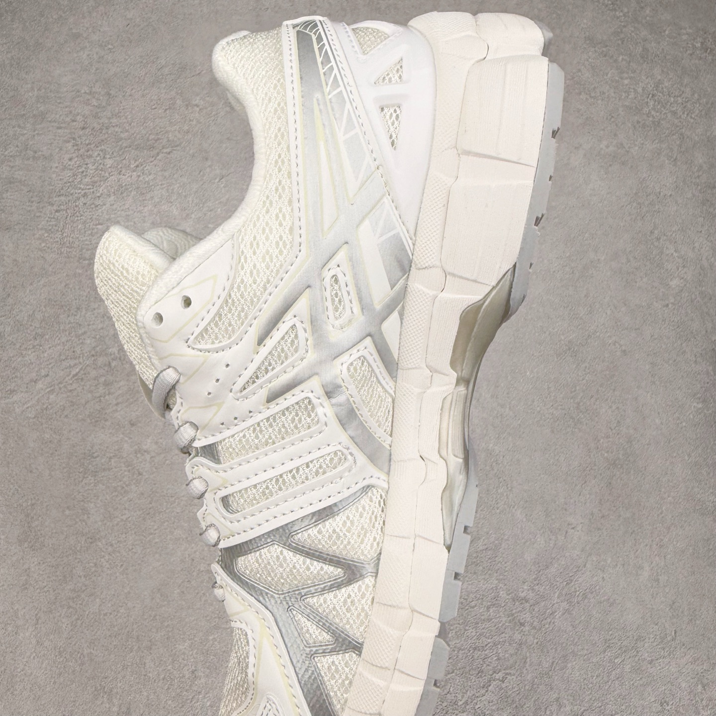 图片[7]-Asics Gel-kayano 20 亚瑟士舒适时尚低帮跑步鞋 GEL-KAYANO 20代问世于2013年以卓越的缓冲性能在长跑领域而闻名 该鞋款拥抱建筑美学 从建筑物和汽车中汲取设计灵感 富有科技感的外观造型 多功能性满足日常生活的使用需求 ASICS（亚瑟士）是日本实业家鬼冢喜八郎创立的跑鞋运动品牌，名字想法源自著名的拉丁谚语“AnimaSana In Corpore Sano”，意为“健全的精神寓于强健的体魄”。正如其名字的含义，ASICS亚瑟士一直坚信保持身体的健康与活力是打造健康快乐的生活方式的最佳途径。亚瑟士的跑鞋、篮球鞋等系列集专业与美貌于一身，拥有极高的热度。2016年，ASICS在“2016年日本最佳全球品牌”排行榜名列第17名。尺码：36 37 37.5 38 39 39.5 40 40.5 41.5 42 42.5 43.5 44 45-选品中心