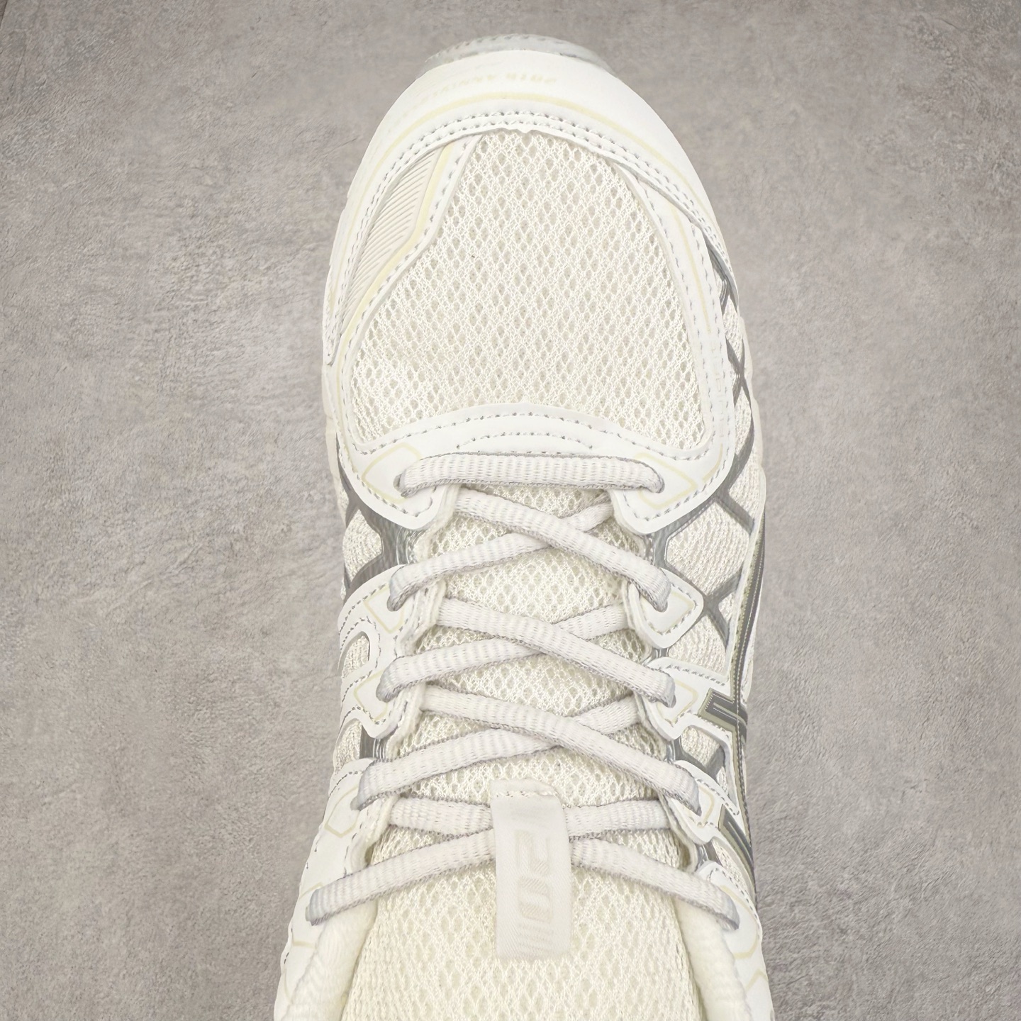 图片[4]-Asics Gel-kayano 20 亚瑟士舒适时尚低帮跑步鞋 GEL-KAYANO 20代问世于2013年以卓越的缓冲性能在长跑领域而闻名 该鞋款拥抱建筑美学 从建筑物和汽车中汲取设计灵感 富有科技感的外观造型 多功能性满足日常生活的使用需求 ASICS（亚瑟士）是日本实业家鬼冢喜八郎创立的跑鞋运动品牌，名字想法源自著名的拉丁谚语“AnimaSana In Corpore Sano”，意为“健全的精神寓于强健的体魄”。正如其名字的含义，ASICS亚瑟士一直坚信保持身体的健康与活力是打造健康快乐的生活方式的最佳途径。亚瑟士的跑鞋、篮球鞋等系列集专业与美貌于一身，拥有极高的热度。2016年，ASICS在“2016年日本最佳全球品牌”排行榜名列第17名。尺码：36 37 37.5 38 39 39.5 40 40.5 41.5 42 42.5 43.5 44 45-选品中心